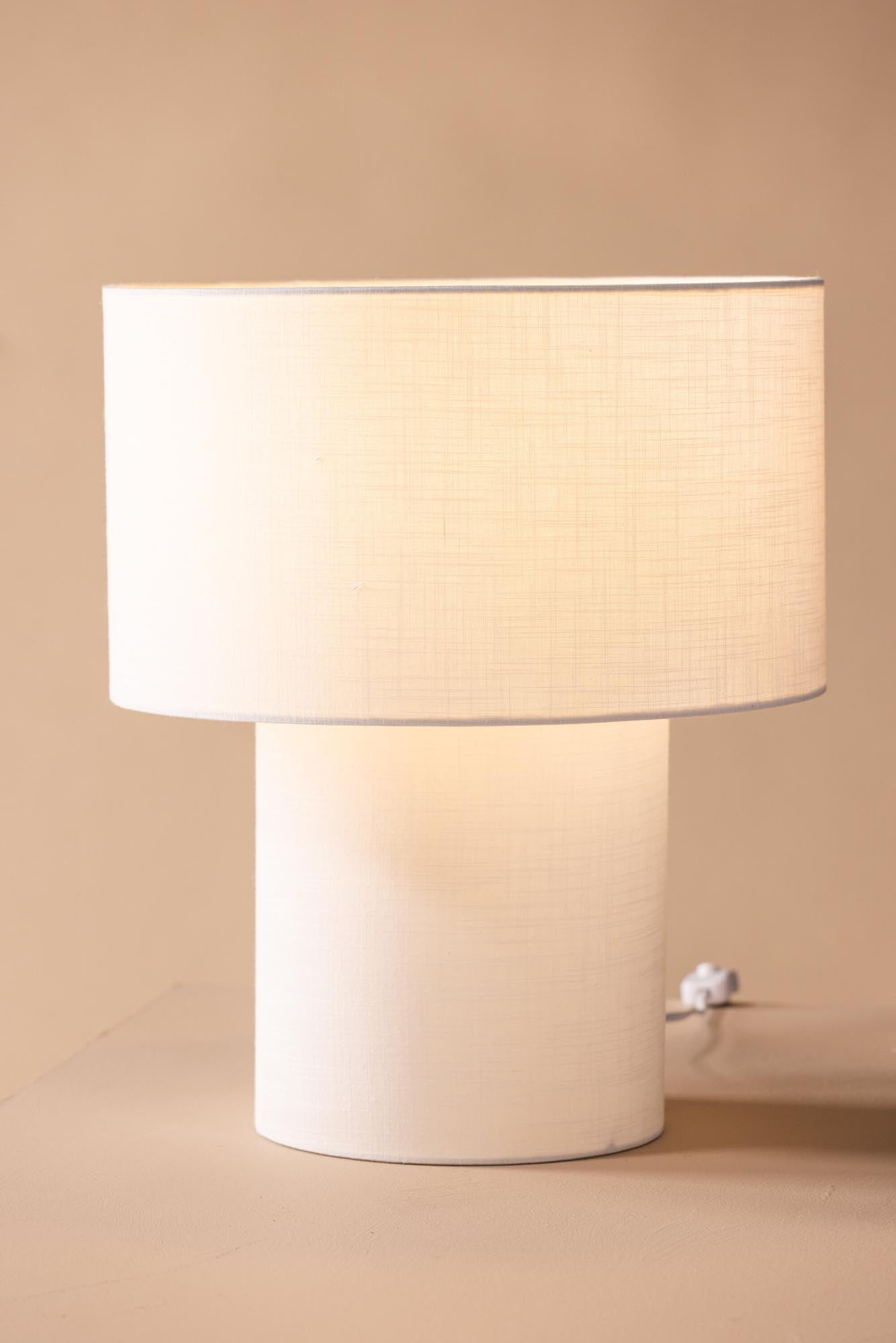 Elegante Globia Tischleuchte von Venture Home, aus hochwertigem Leinen, ideal für eine gemütliche und stilvolle Wohnatmosphäre.