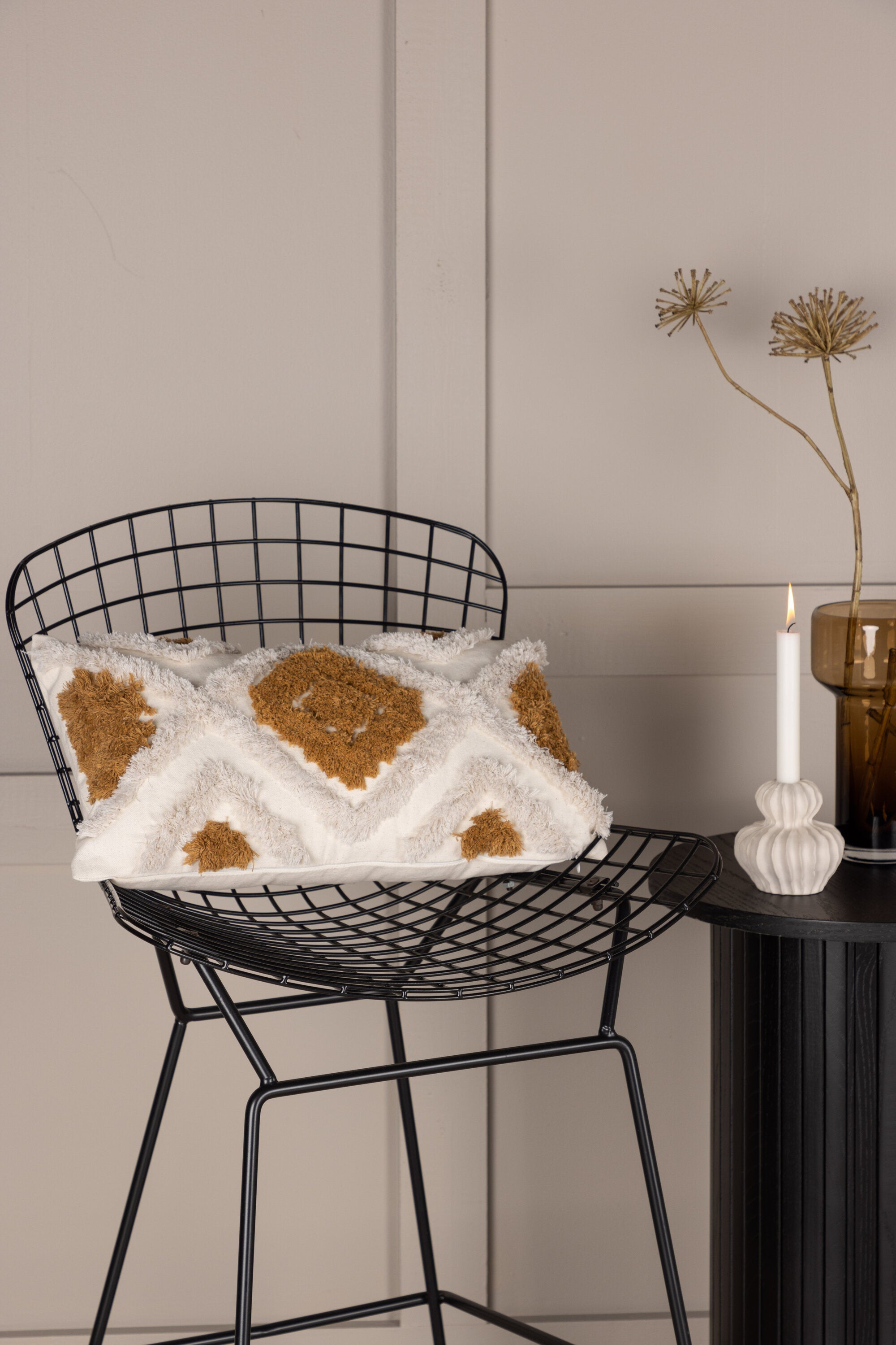 Ada Kissenbezug in Braun präsentiert im Onlineshop von KAQTU Design AG. Deko Kissenbezug ist von Venture Home