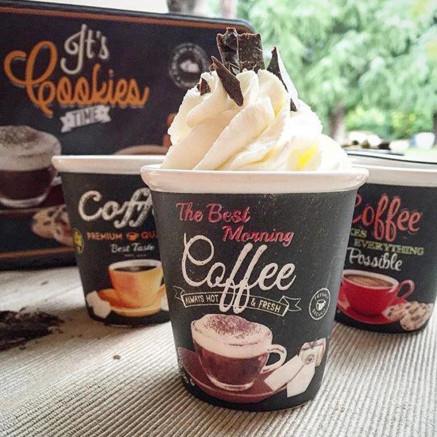 Elegantes Set von 4 Espressotassen (80ml) mit dem charmanten "Its coffee time" Motiv, ideal für stilvolle Kaffeepausen.