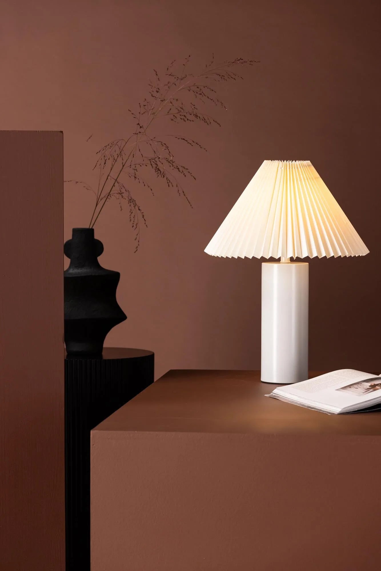 Stilvolle Largin Tischlampe von Venture Home mit modernem Design.