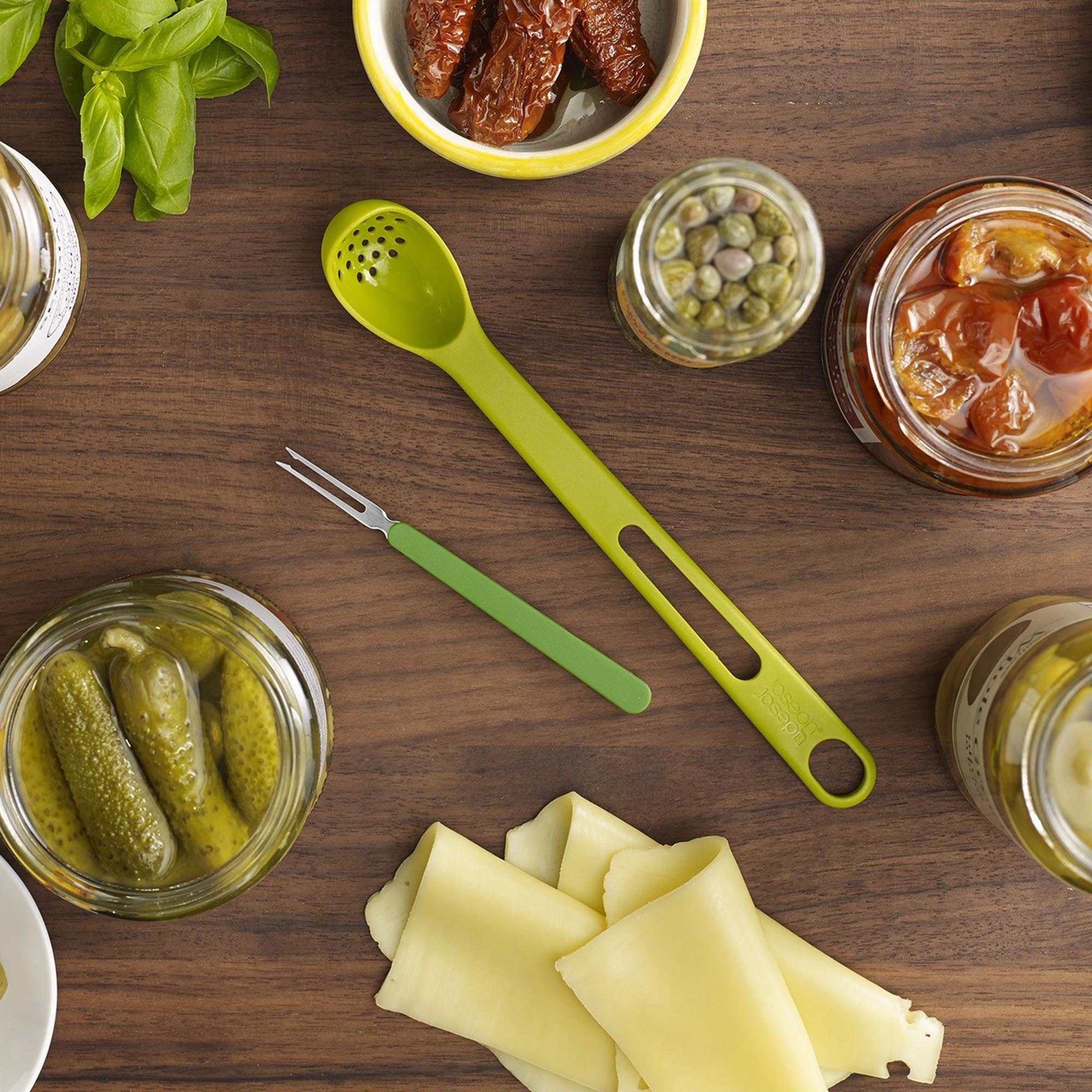 Erleben Sie das praktische Joseph Joseph Scoop Pick Set in frischem Grün – perfekt für stilvolles Servieren von Snacks und Beilagen!