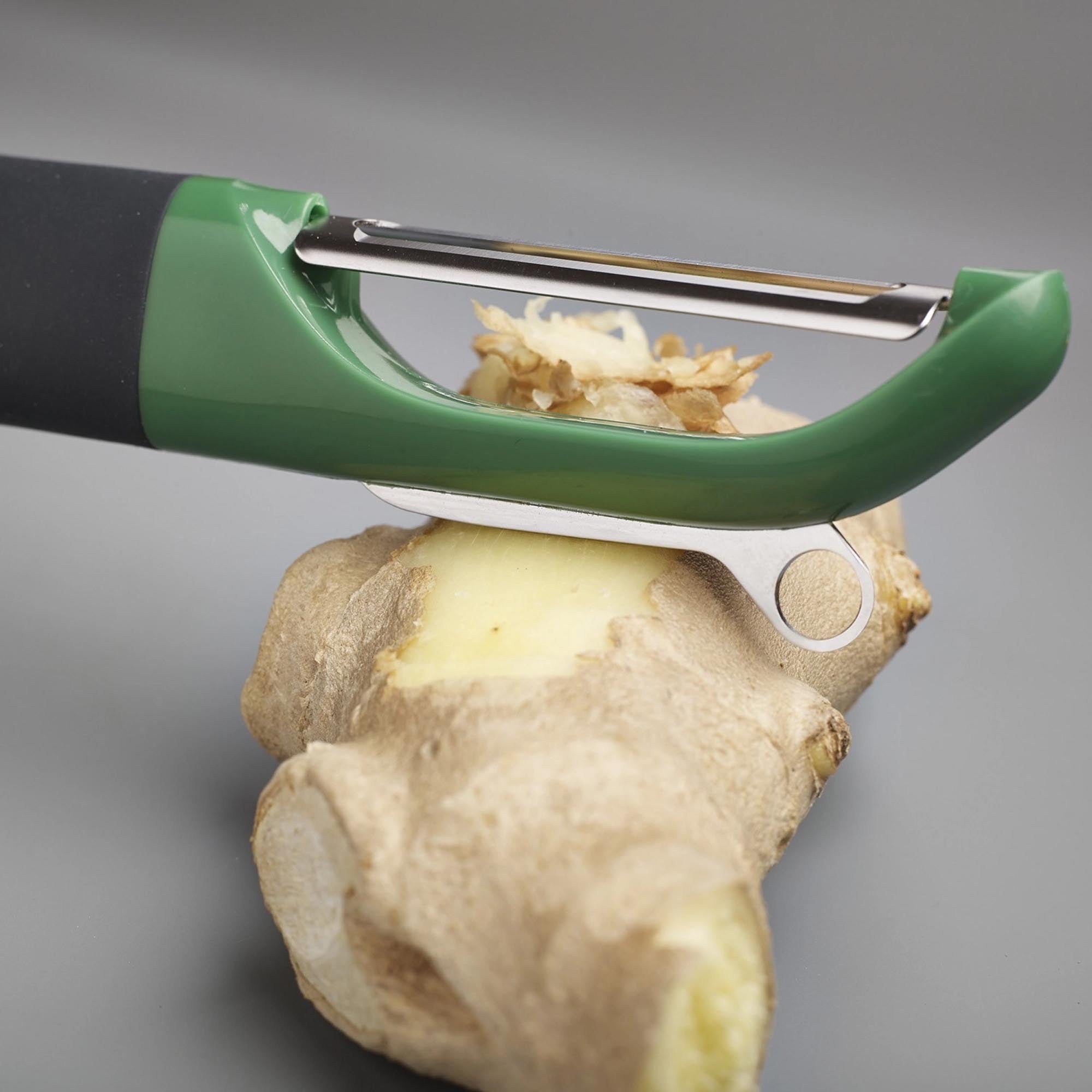 Praktischer MultiPeel Schäler von Joseph Joseph in stilvollem Dunkelgrün. Ideal zum schnellen Schälen von Obst und Gemüse.