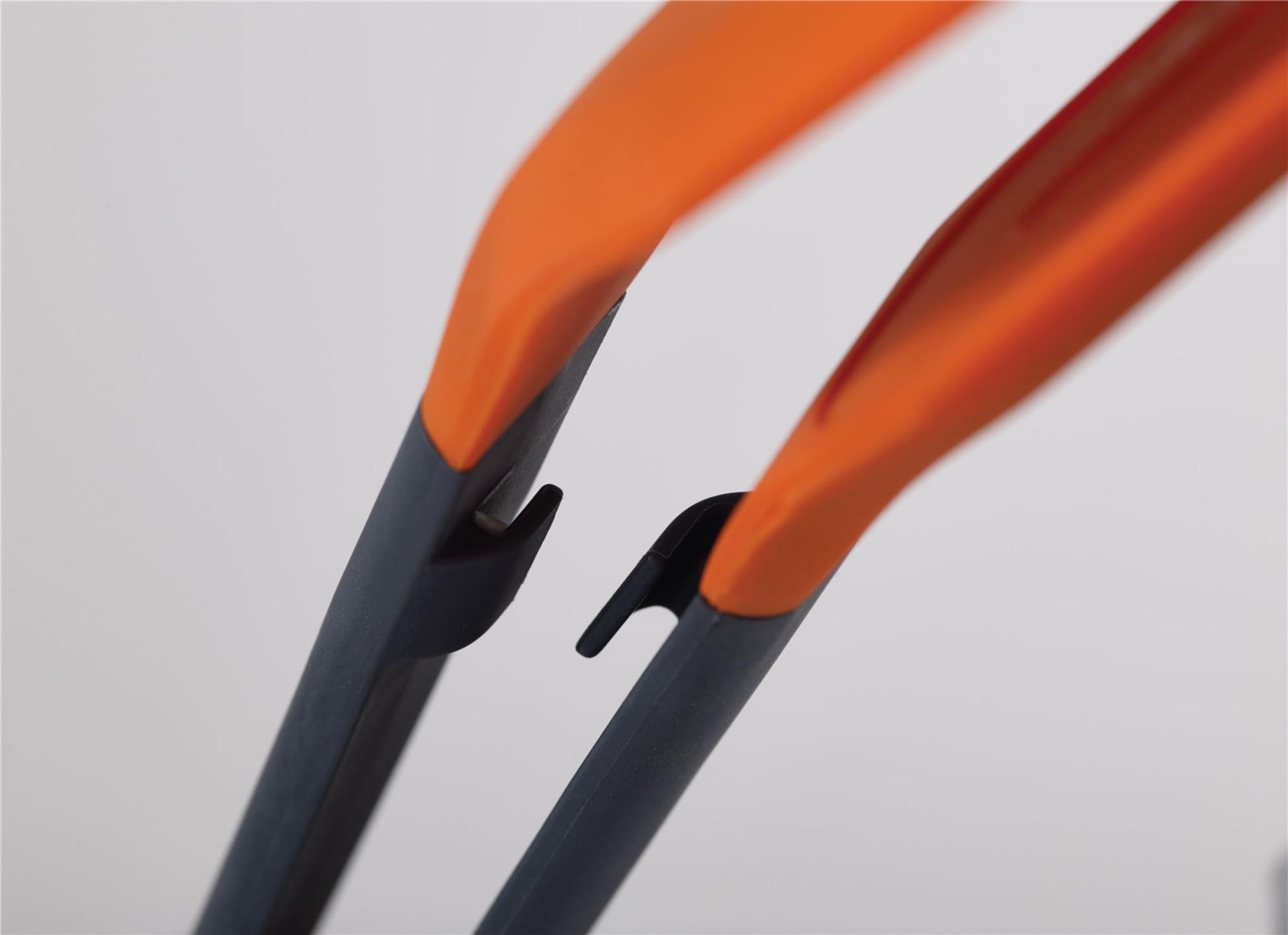 Die Joseph Joseph Wender Zange, grau-orange, 30x6.5x2.8 cm, ist hitzebeständig, ergonomisch und spülmaschinenfest – ideal für beschichtete Pfannen.
