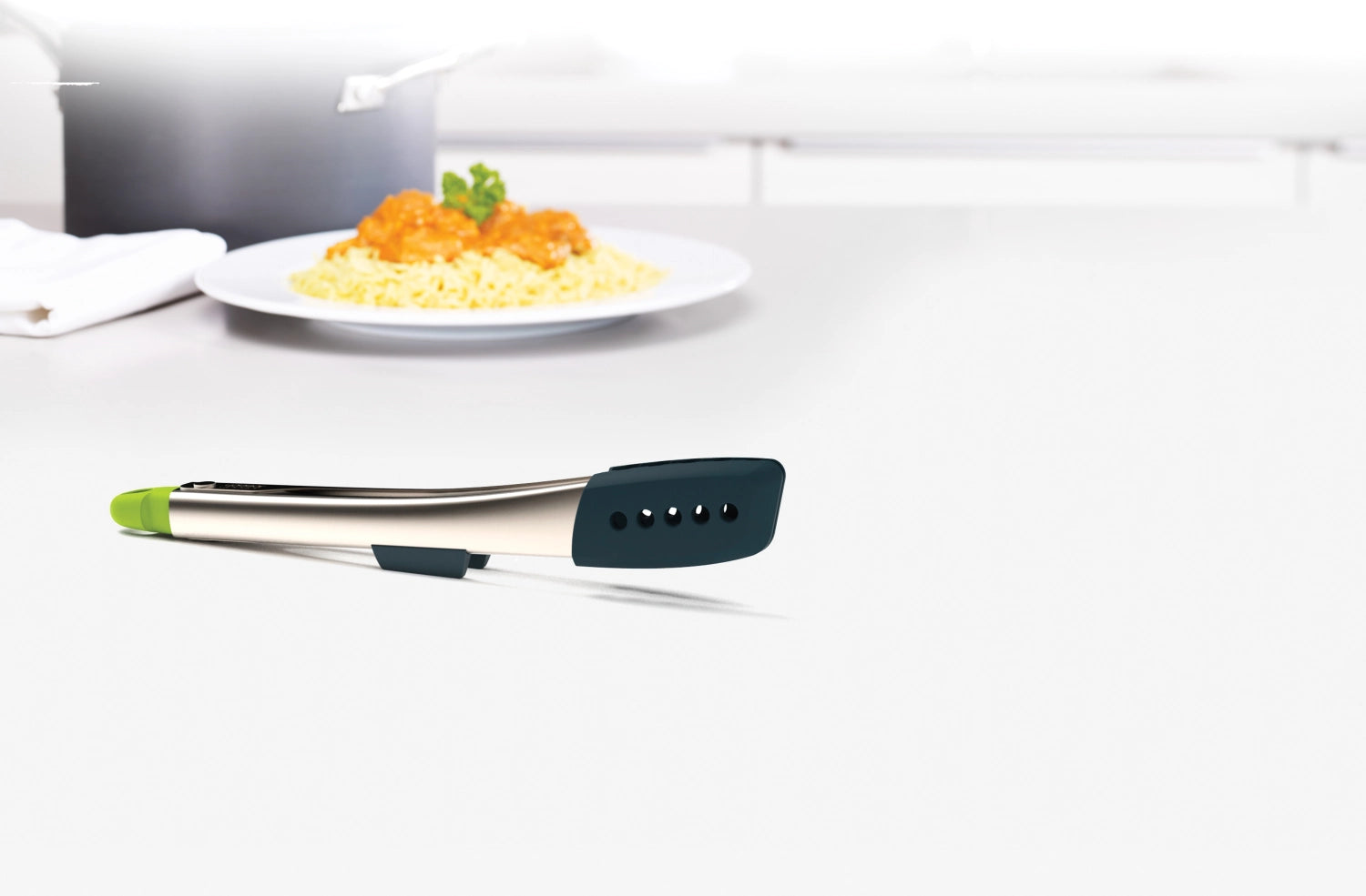 Grüne Elevate Silikon Zange von Joseph Joseph, 30,5 cm lang, ideal zum Kochen und Servieren, hitzebeständig und rutschfest.