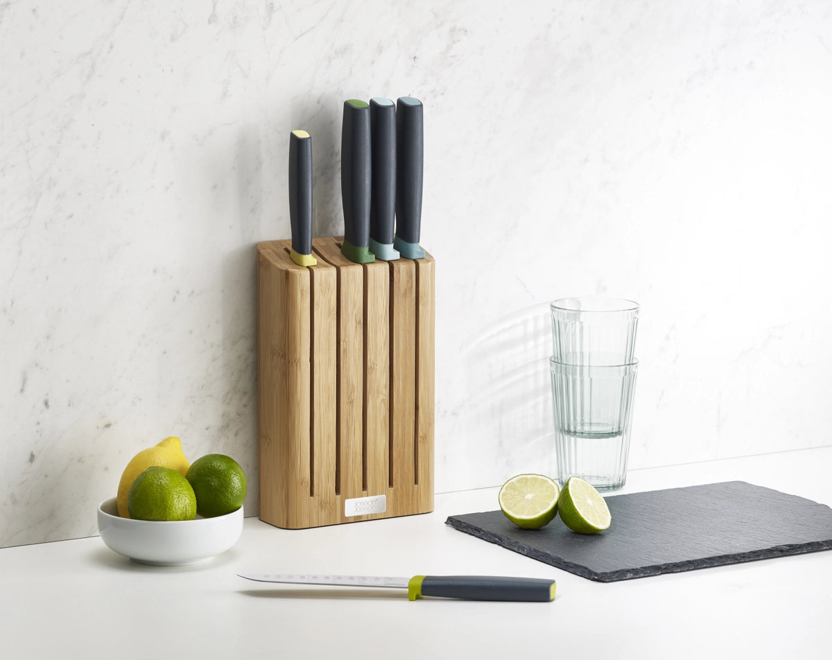 Elevate Messerblock, 5-tlg, Bambus, 35.5x14.9x6.1cm in Braun präsentiert im Onlineshop von KAQTU Design AG. Messerblock ist von Joseph Joseph
