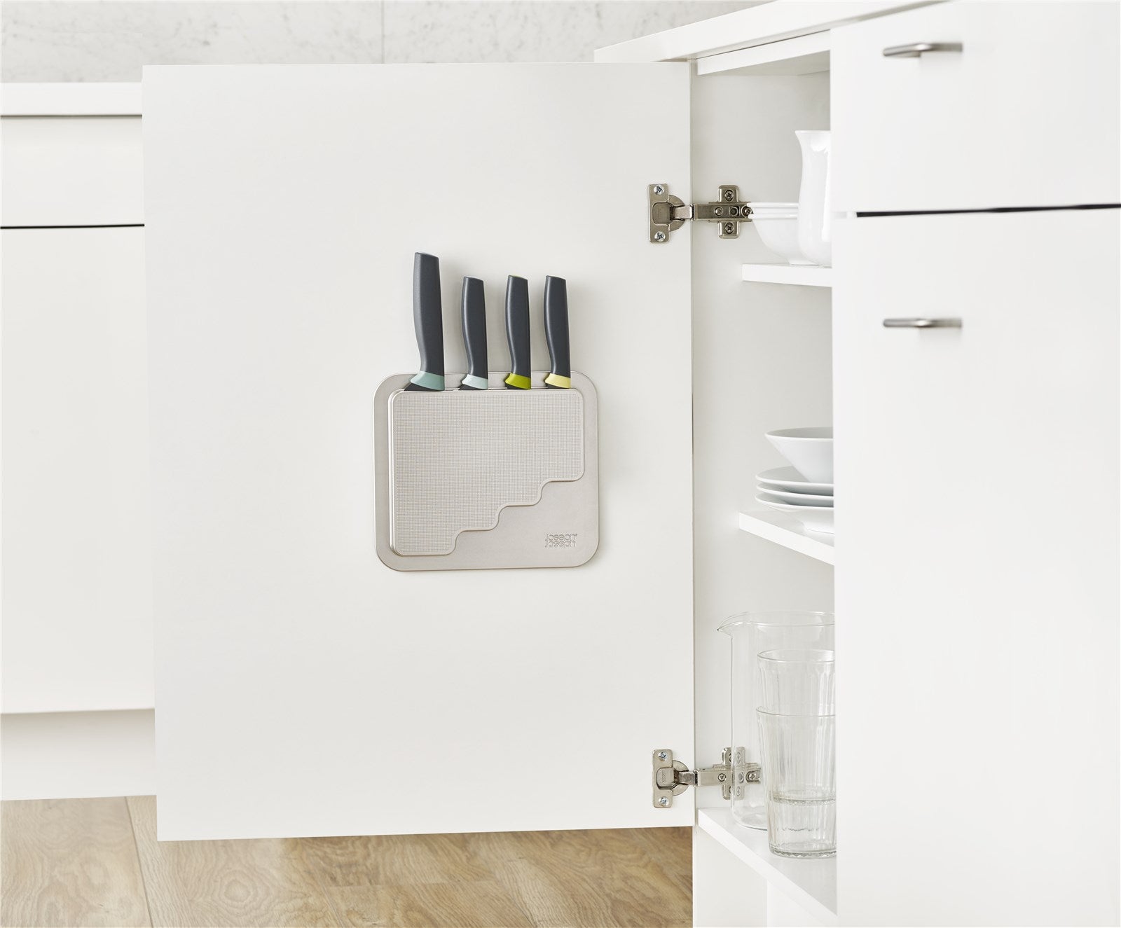 Praktisches 4-teiliges Joseph Joseph Messer-Set mit hochwertigem Edelstahl, ergonomischem Design und innovativer Hebetechnologie für mehr Hygiene.
