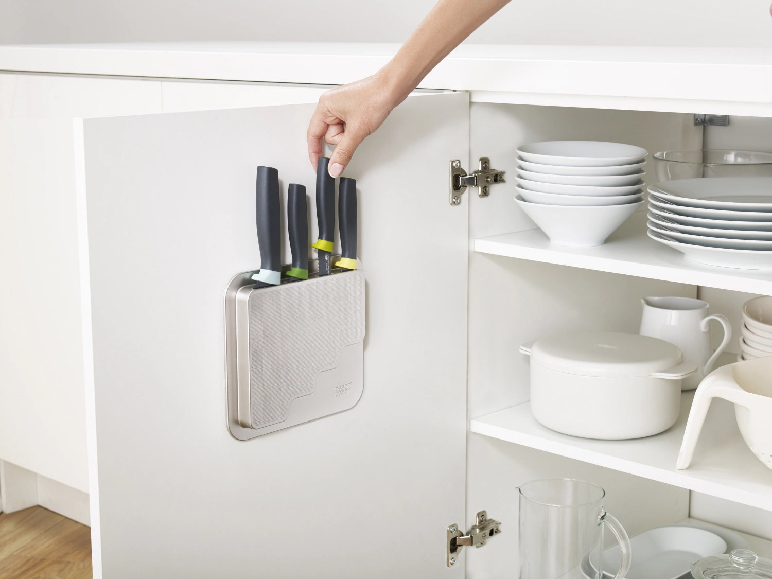 Elegantes 4-teiliges Messer-Set von Joseph Joseph, perfekt für alle Kochbedürfnisse, mit innovativem Design für optimale Handhabung.