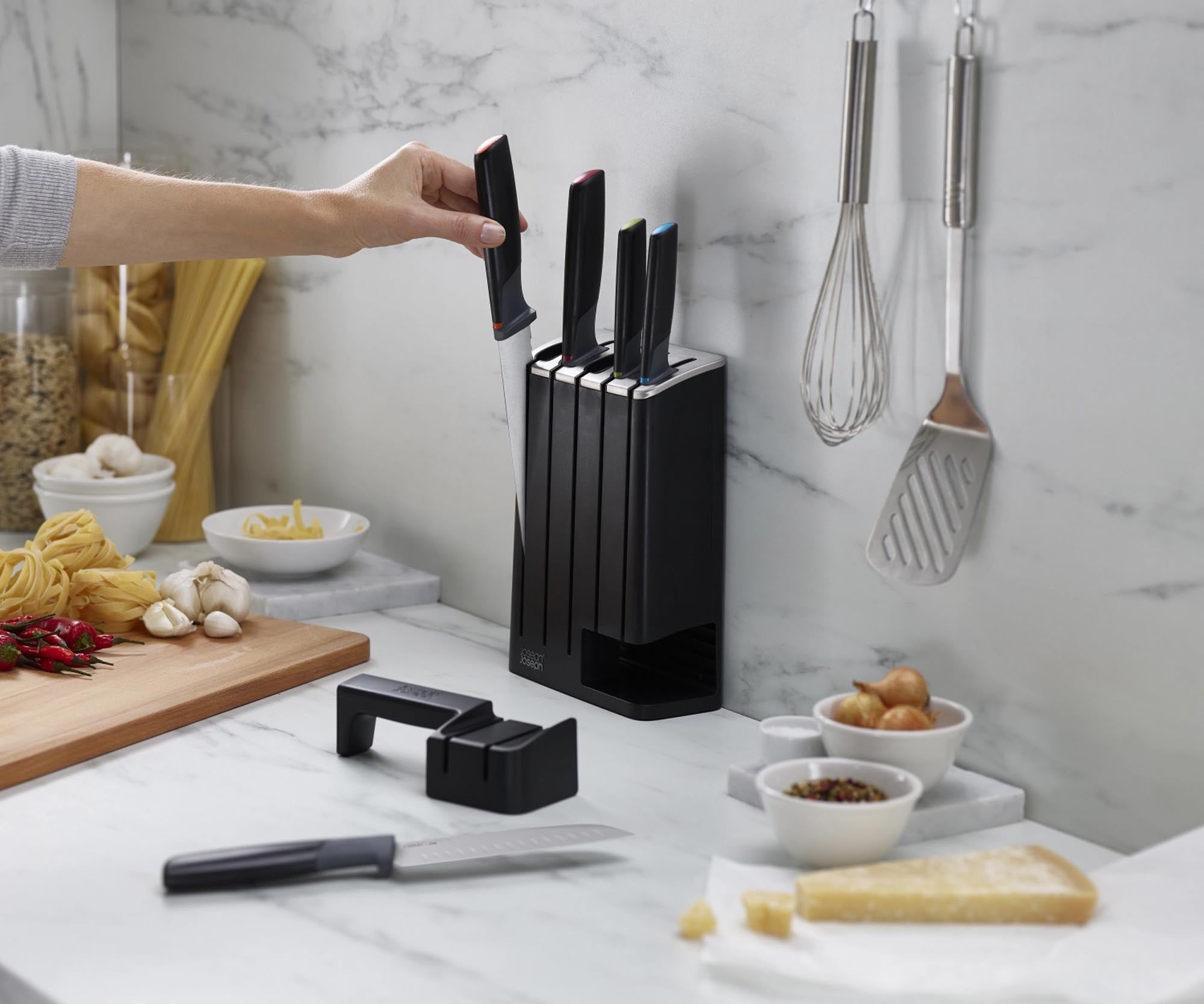 Hochwertiges 5-teiliges Messerset mit ergonomischen Griffen und platzsparendem Design. Perfekt für jede moderne Küche!