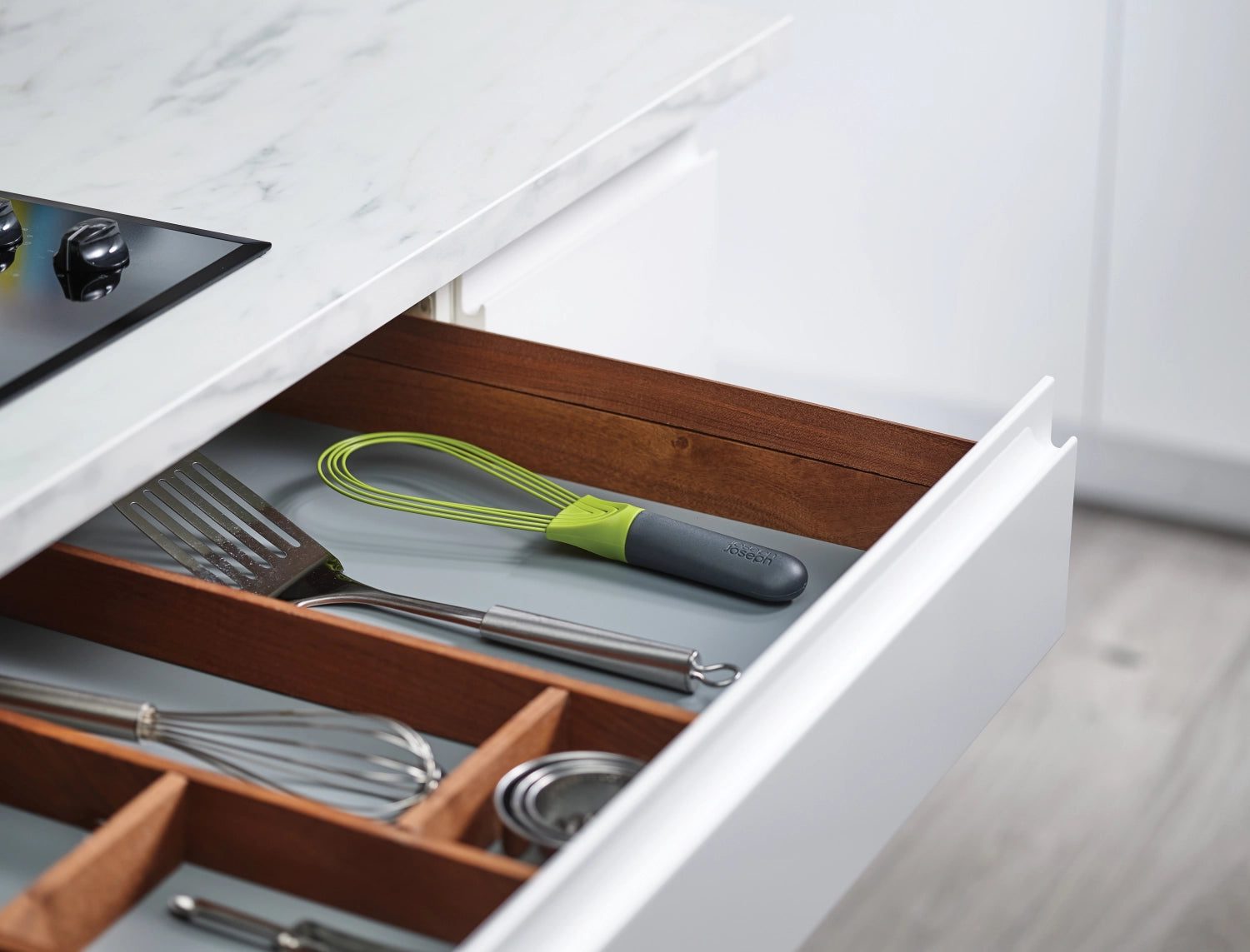 Der innovative Twist Schneebesen von Joseph Joseph bietet eine ergonomische Form und vielseitige Einsatzmöglichkeiten für perfekte Ergebnisse beim Kochen.