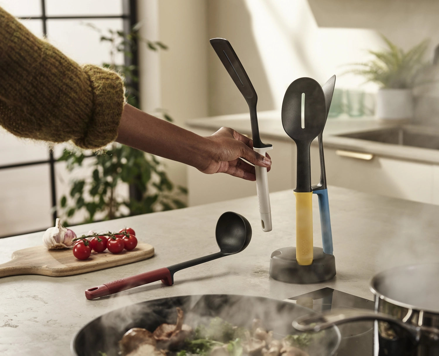 Hochwertiges 4-teiliges Kochbesteckset von Joseph Joseph mit praktischem Aufbewahrungsständer, ideal für effizientes und stilvolles Kochen.