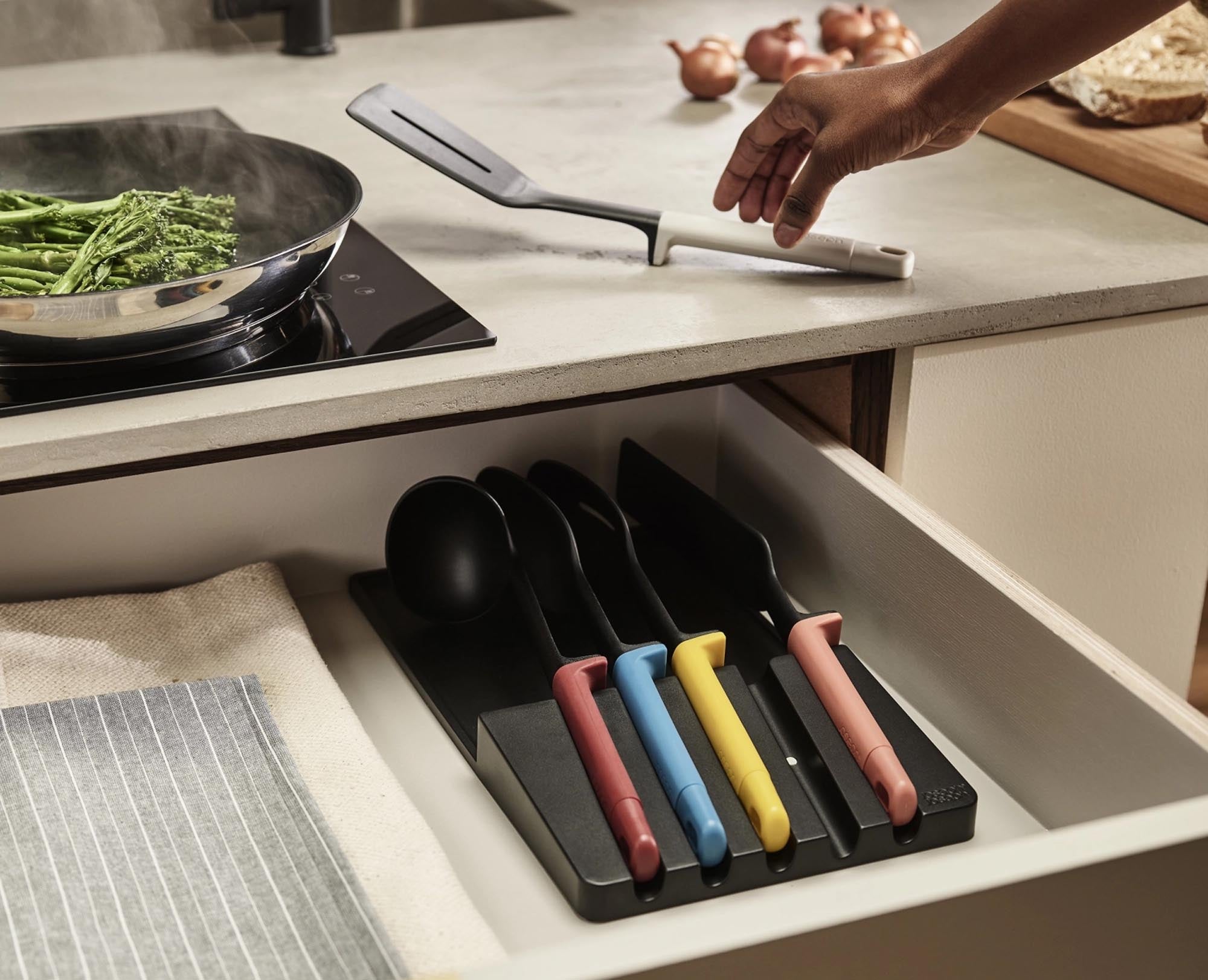 Innovatives 5-teiliges Kochset mit smarter Schubladenaufbewahrung.