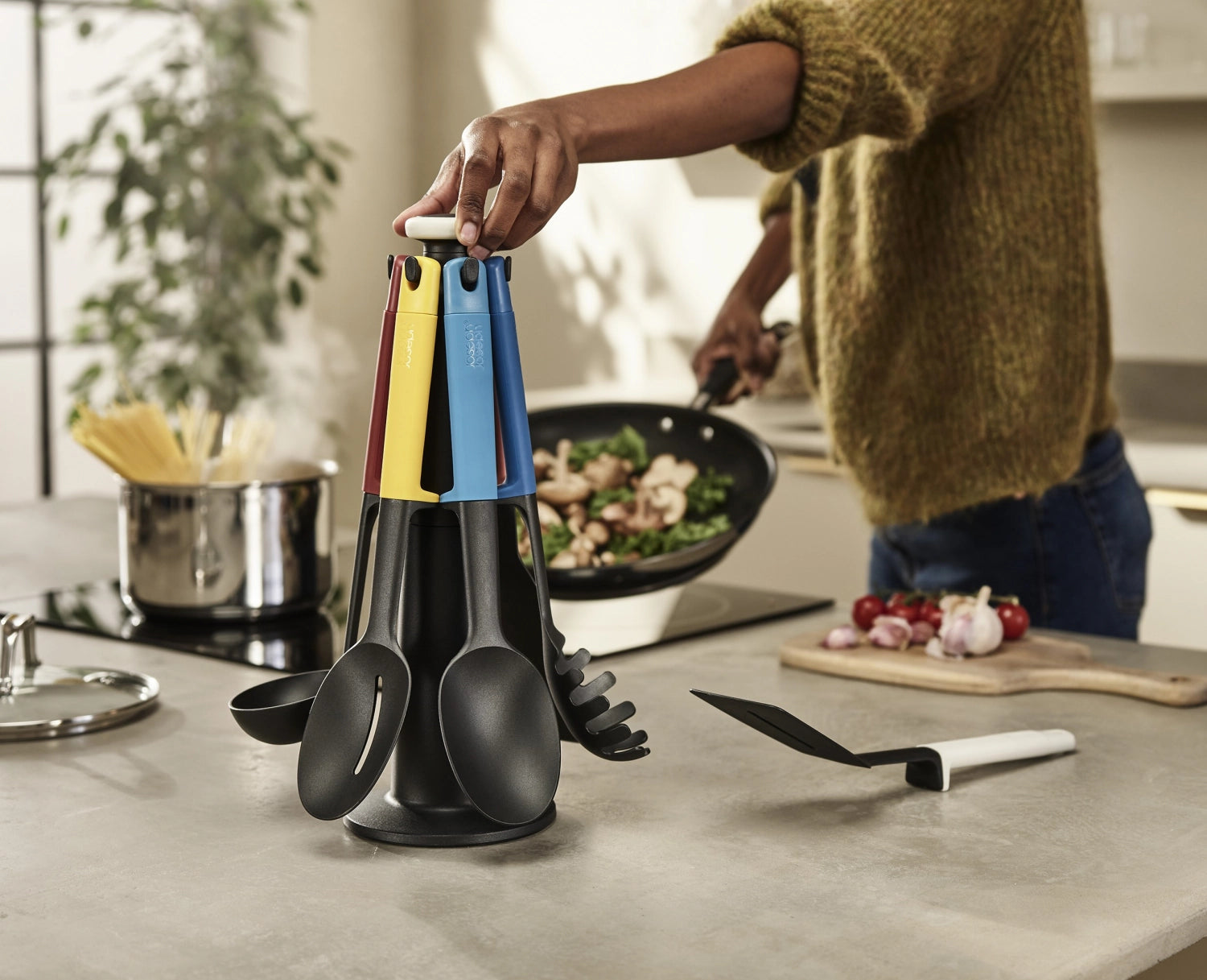 Elegantes 6-teiliges Kochbesteckset von Joseph Joseph mit drehbarem Aufbewahrungsständer, ideal für moderne Küchen und effizientes Kochen.