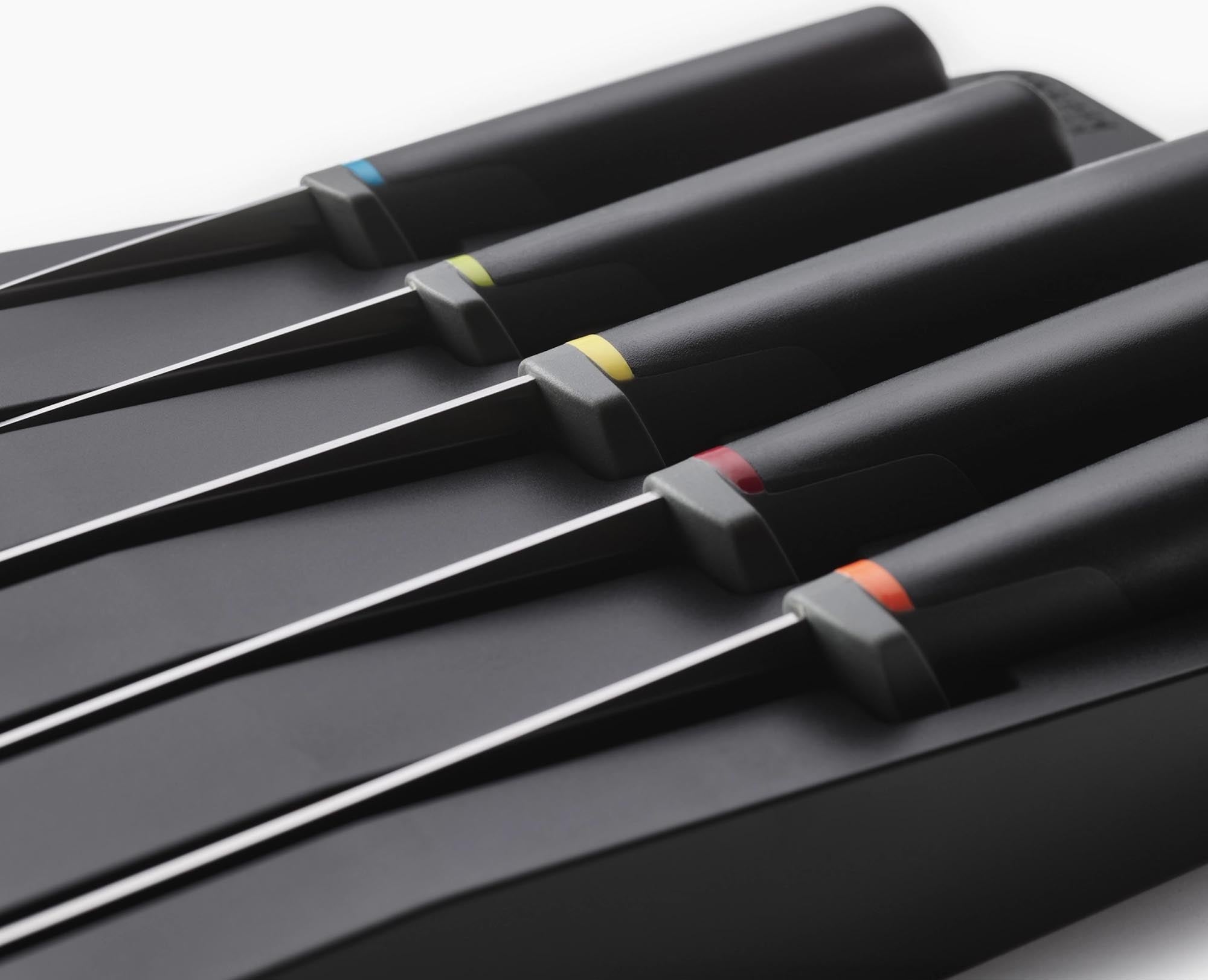 Hochwertiges 5-teiliges Messer-Set von Joseph Joseph mit ergonomischen Griffen und langlebigen Klingen für präzises Schneiden und sichere Aufbewahrung.