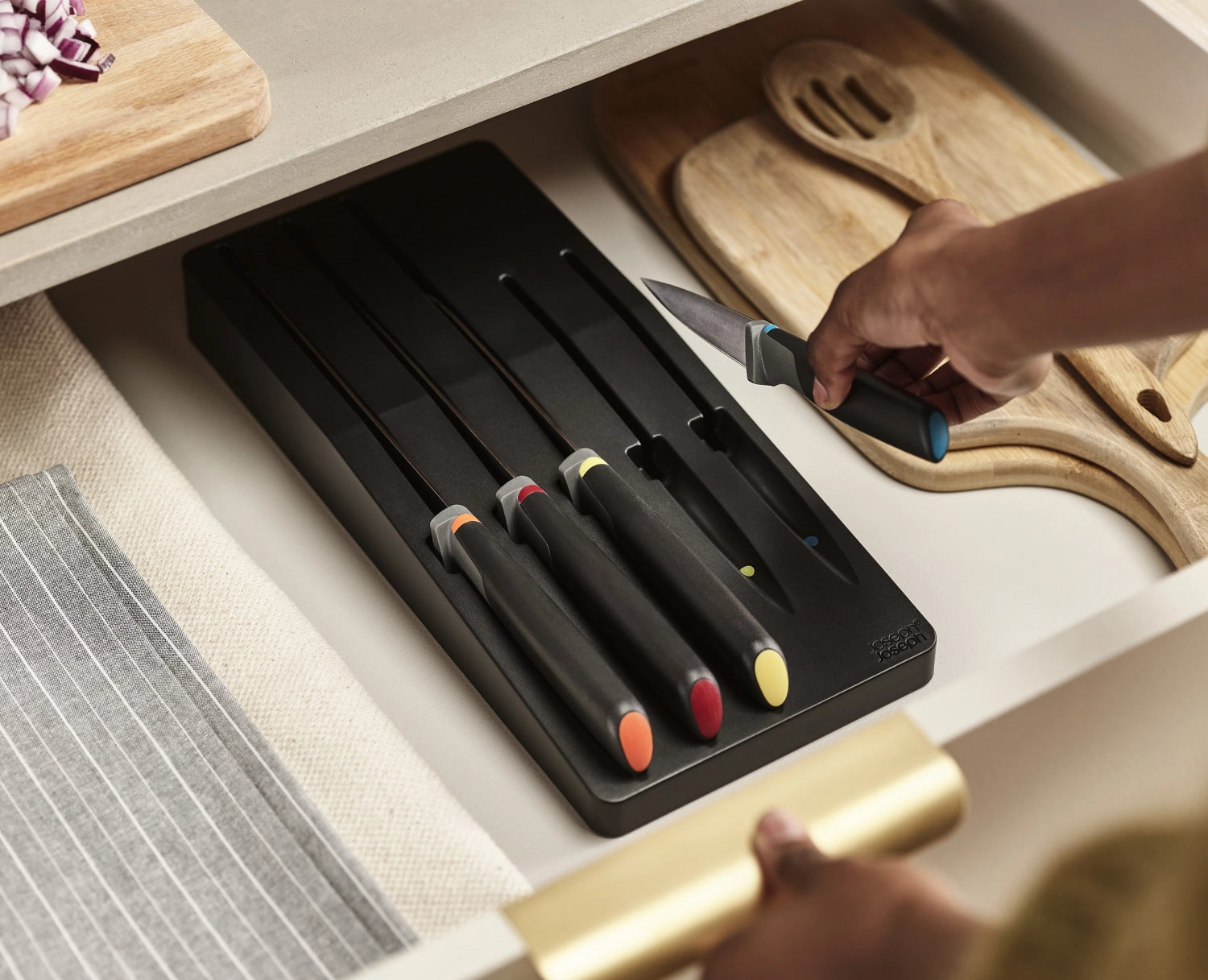 Elegantes 5-teiliges Messer-Set von Joseph Joseph, perfekt für präzises Schneiden und platzsparende Aufbewahrung in der Küche.
