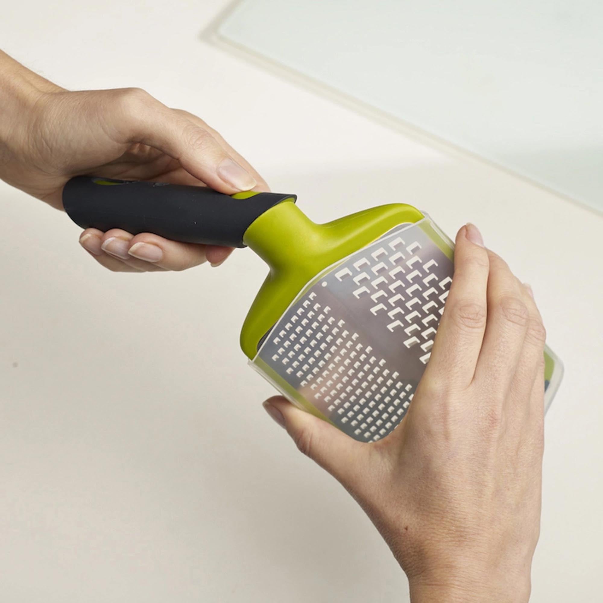 Entdecken Sie die innovative Joseph Joseph Twist Reibe in elegantem Grün. Ideal zum Reiben von Käse, Gemüse und mehr – mit praktischem Auffangbehälter!
