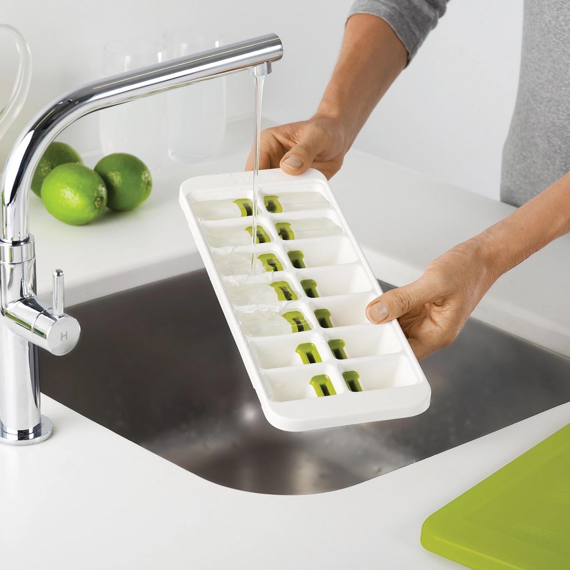 Praktischer Quicksnap Plus Eiswürfelbehälter von Joseph Joseph in modernem Design. Ideal für erfrischende Getränke und einfache Handhabung.