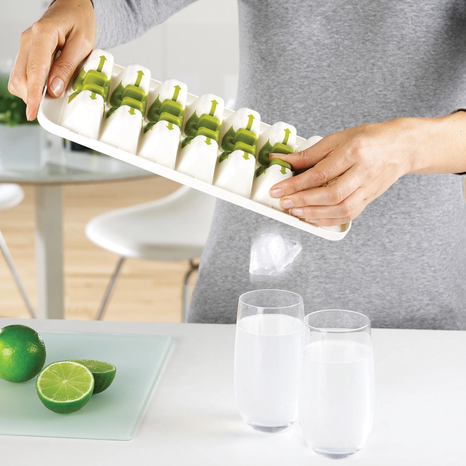 Stylischer Eiswürfelbehälter Quicksnap Plus in Weiß und Grün, ideal für die schnelle und unkomplizierte Eiswürfelproduktion, Maße: 13x32.2x3.5 cm.