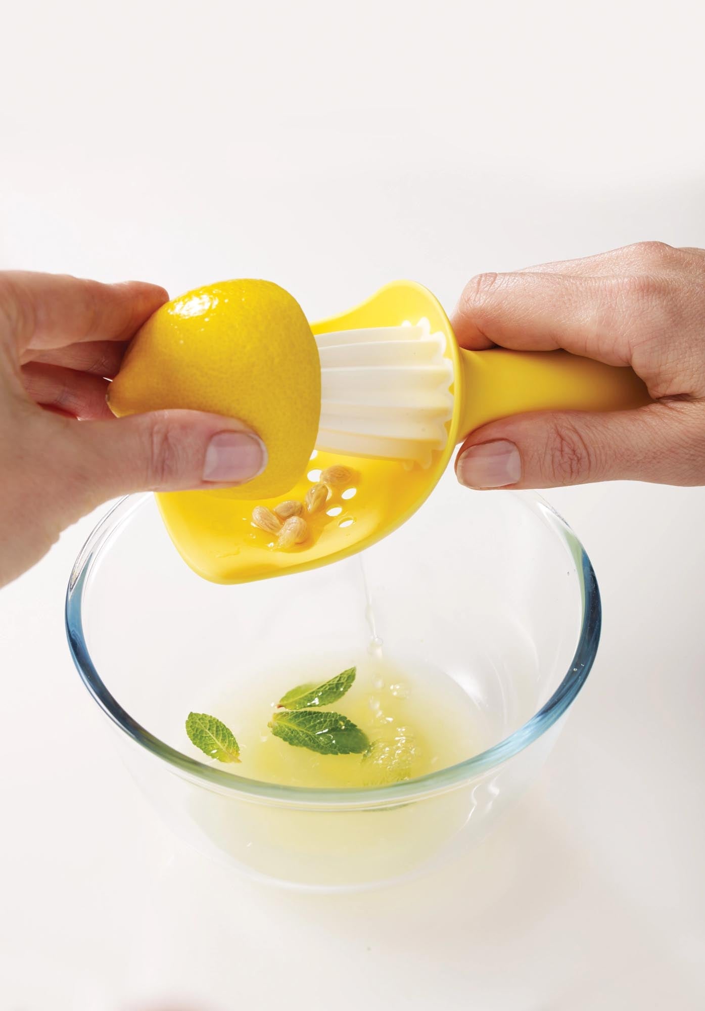 Die Zitruspresse von Joseph Joseph in leuchtendem Gelb vereint modernes Design und Funktionalität. Kompakt, langlebig und perfekt für frischen Saft!
