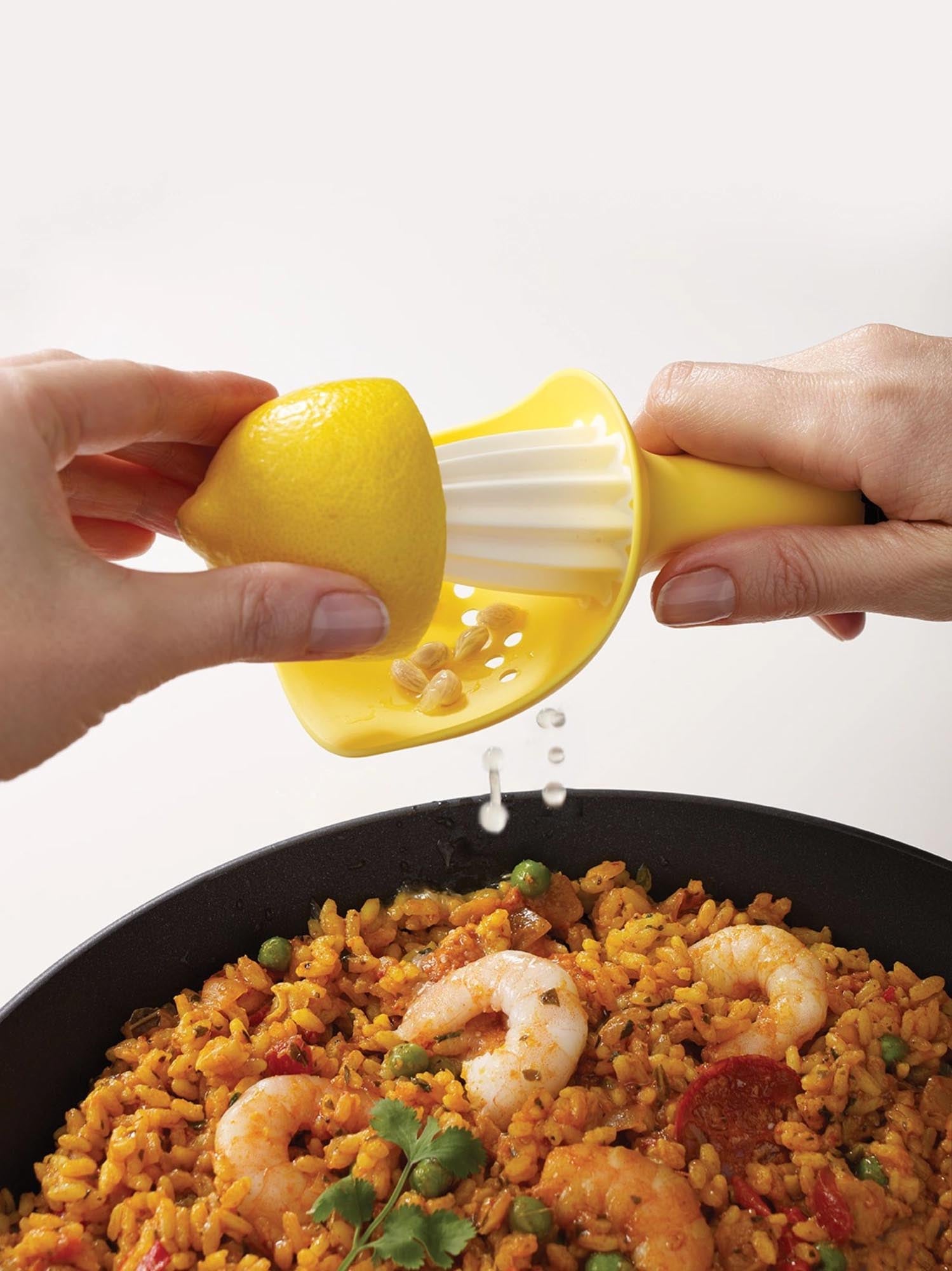 Die gelbe Zitruspresse von Joseph Joseph ist ein stilvoller Küchenhelfer, der frischen Saft in Minuten zaubert. Kompakt und ergonomisch!