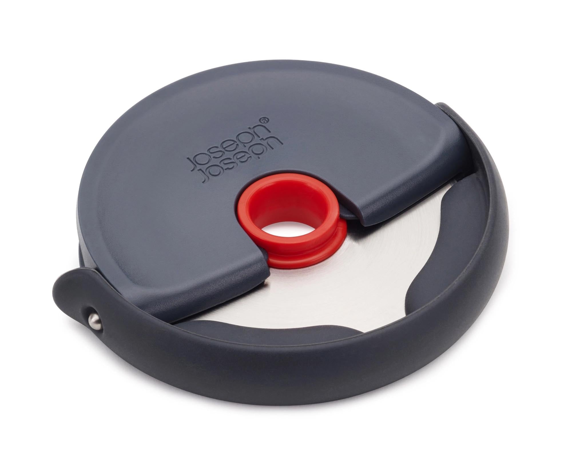 Das Joseph Joseph Disc Pizzarad mit Silikonschutz vereint Funktionalität und modernes Design, perfekt für müheloses Pizzaschneiden in jeder Küche.
