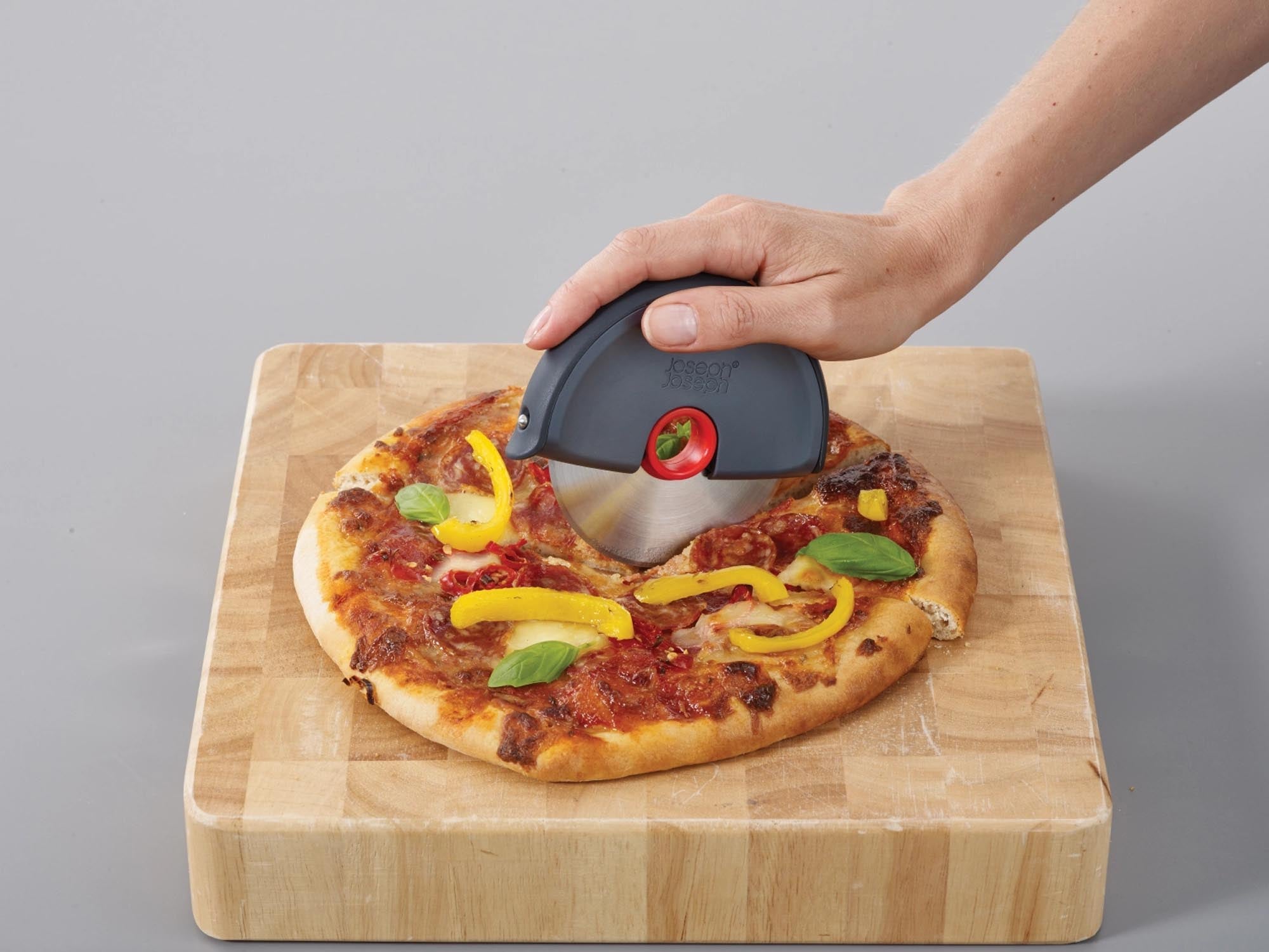 Das Joseph Joseph Disc Pizzarad mit Silikonschutz bietet eine scharfe Klinge und elegantes Design, ideal für Pizza-Liebhaber und stilvolle Küchen.