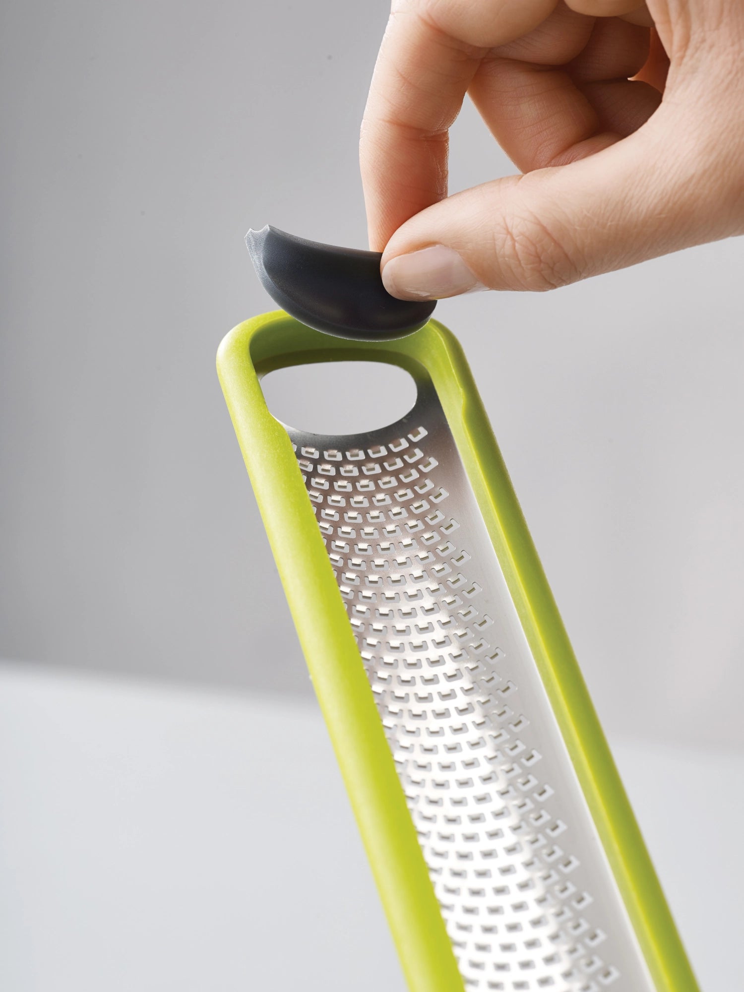 Praktische HandiZest Zester Reibe in frischem Grün, 27.8x5x2 cm, ideal für Zitrusfrüchte und müheloses Reinigen – ein Must-Have für jede Küche.