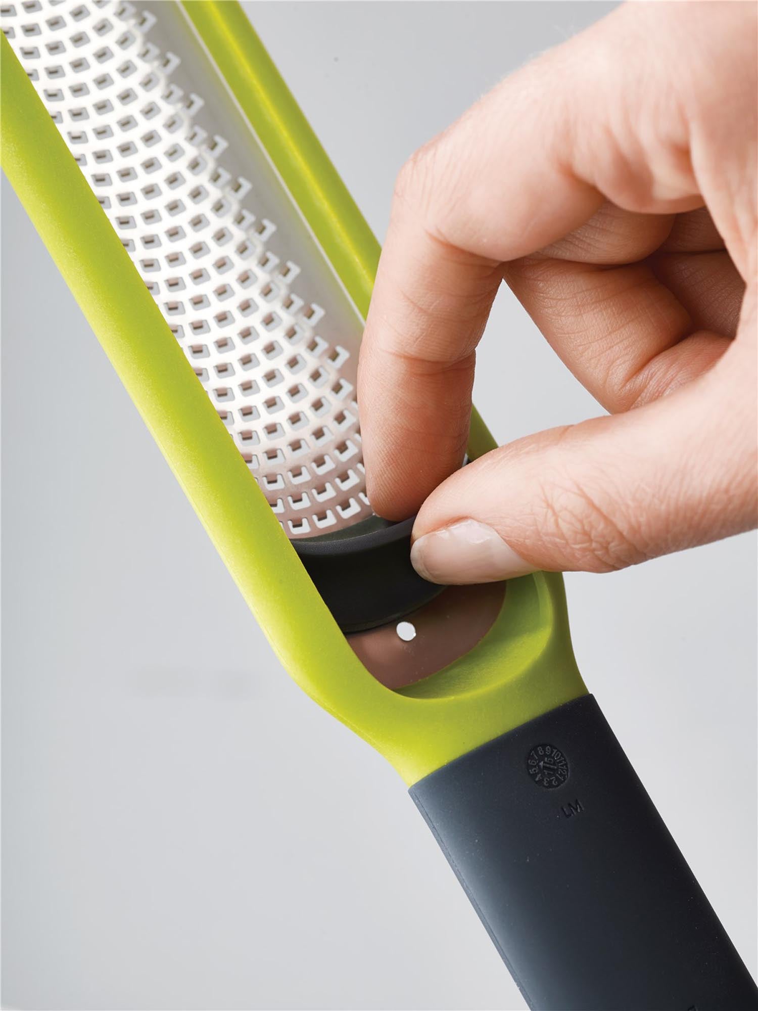 Entdecken Sie die Joseph Joseph HandiZest Zester Reibe in grün! Kompakt, aus Edelstahl und mit praktischem Reiniger – der perfekte Küchenhelfer!