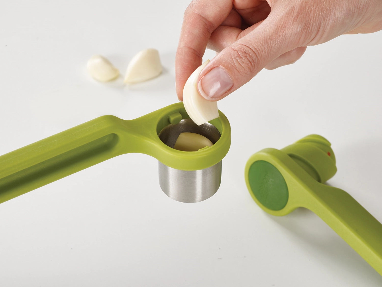 Praktische Helix Knoblauchpresse von Joseph Joseph, kompakt und ergonomisch, ideal für müheloses Zerkleinern von Knoblauch.
