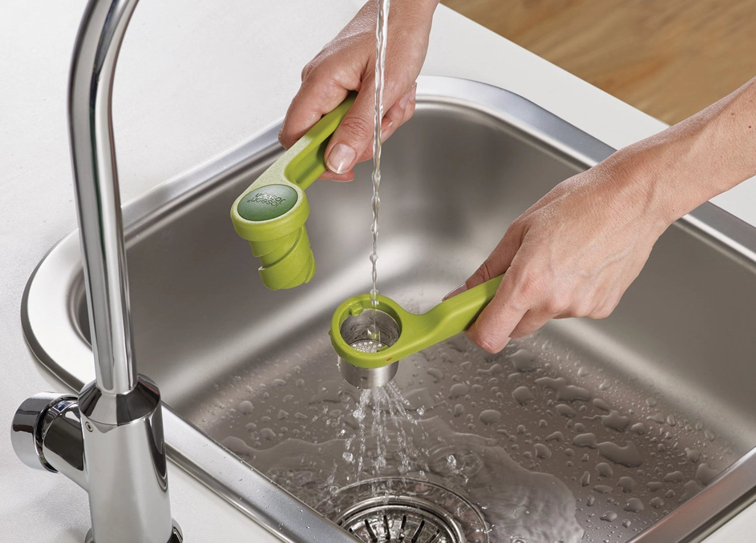 Stilvolle Helix Knoblauchpresse von Joseph Joseph, ideal für müheloses Zerkleinern von Knoblauch, kompakt und ergonomisch gestaltet.