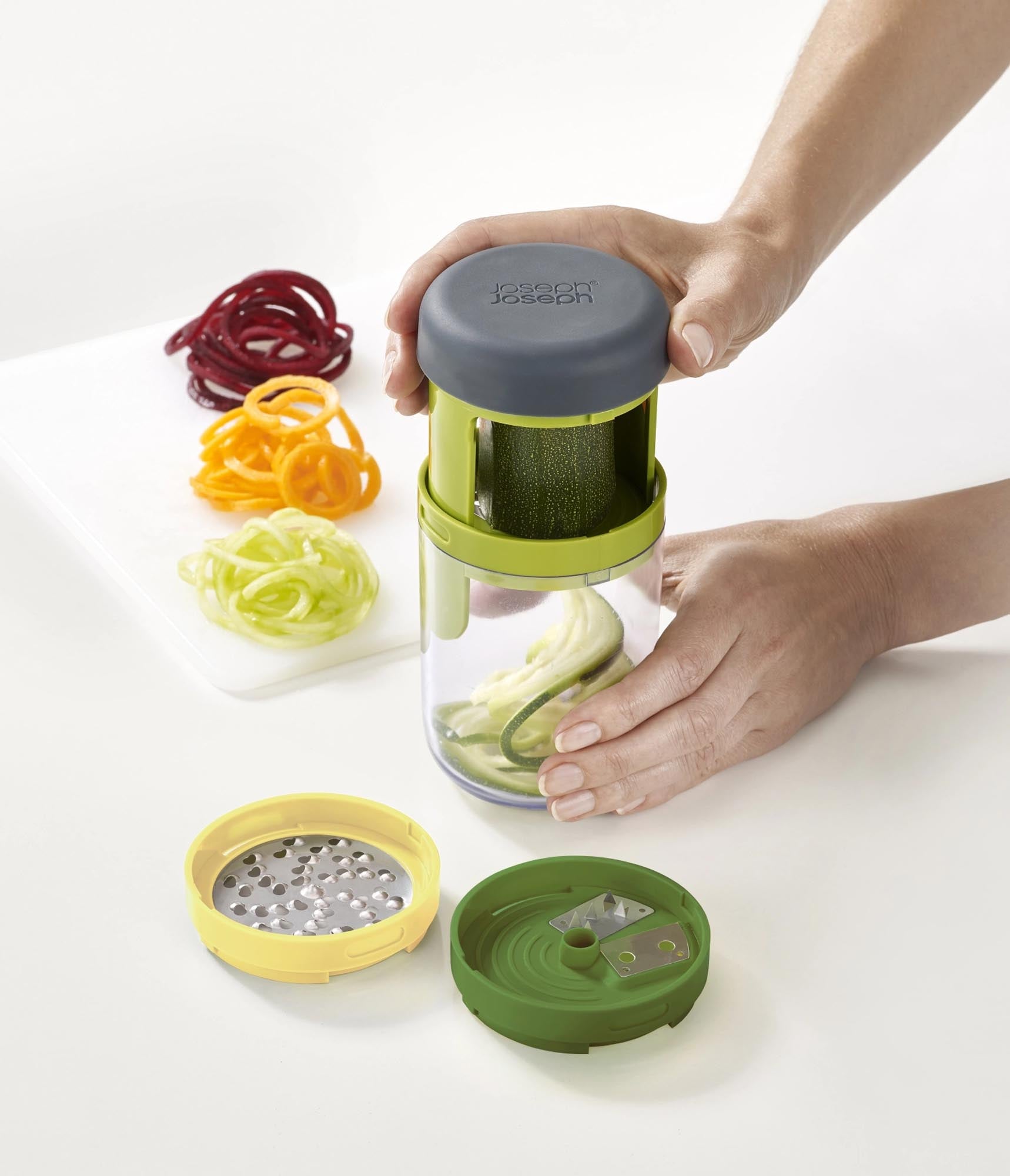 Entdecken Sie den Joseph Joseph Spiro Spiralizer: Mit 3 Klingen zaubern Sie gesunde Spiralen aus Obst und Gemüse. Praktischer Behälter und kompaktes Design!