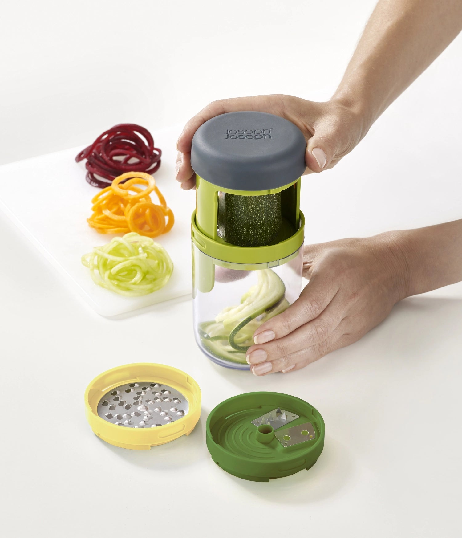 Spiro Spiralizer von Joseph Joseph mit 3 Klingen und Behälter, ideal zum Spiralisieren von Gemüse, Ø7.8 cm, H:16 cm, für kreative Küche.