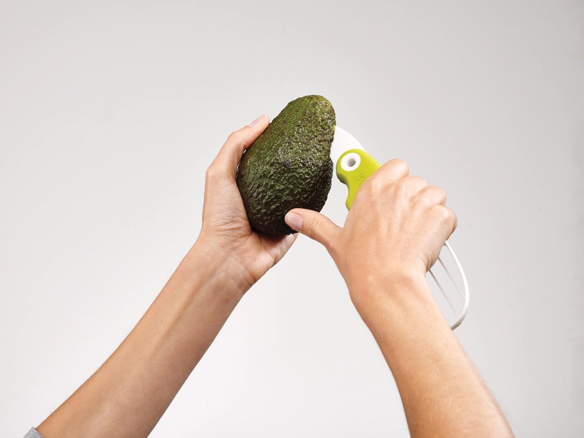 Effizienter Avocado Schneider für einfaches Entkernen und Schneiden.