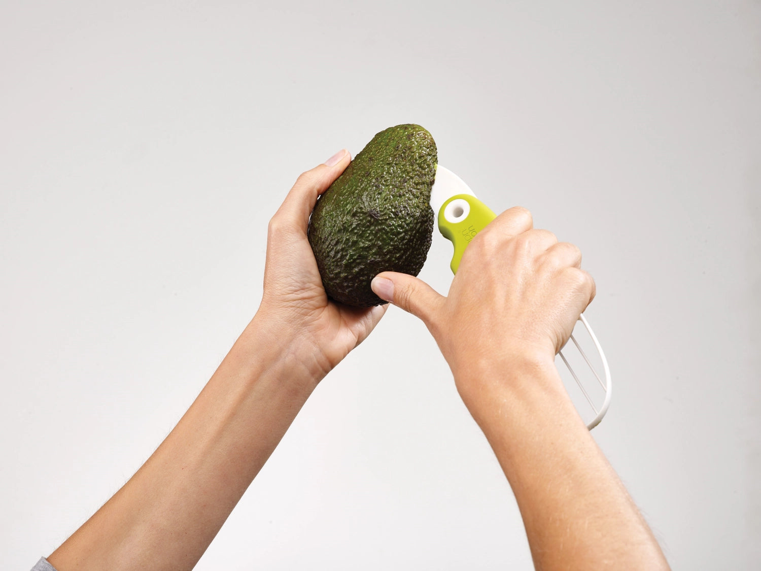 Praktischer GoAvocado 3-in-1 Schneider in lebhaftem Grün, ideal für das einfache Zubereiten von Avocados – schneiden, entkernen und pürieren.