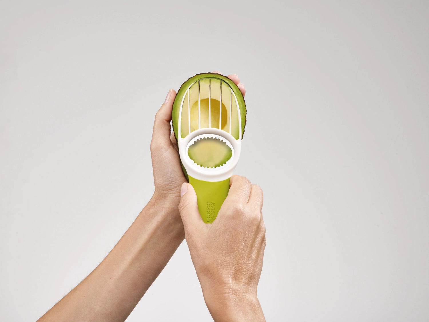 Der GoAvocado 3-in-1 Schneider in leuchtendem Grün bietet eine praktische Lösung zum einfachen Schneiden, Entkernen und Pürieren von Avocados.