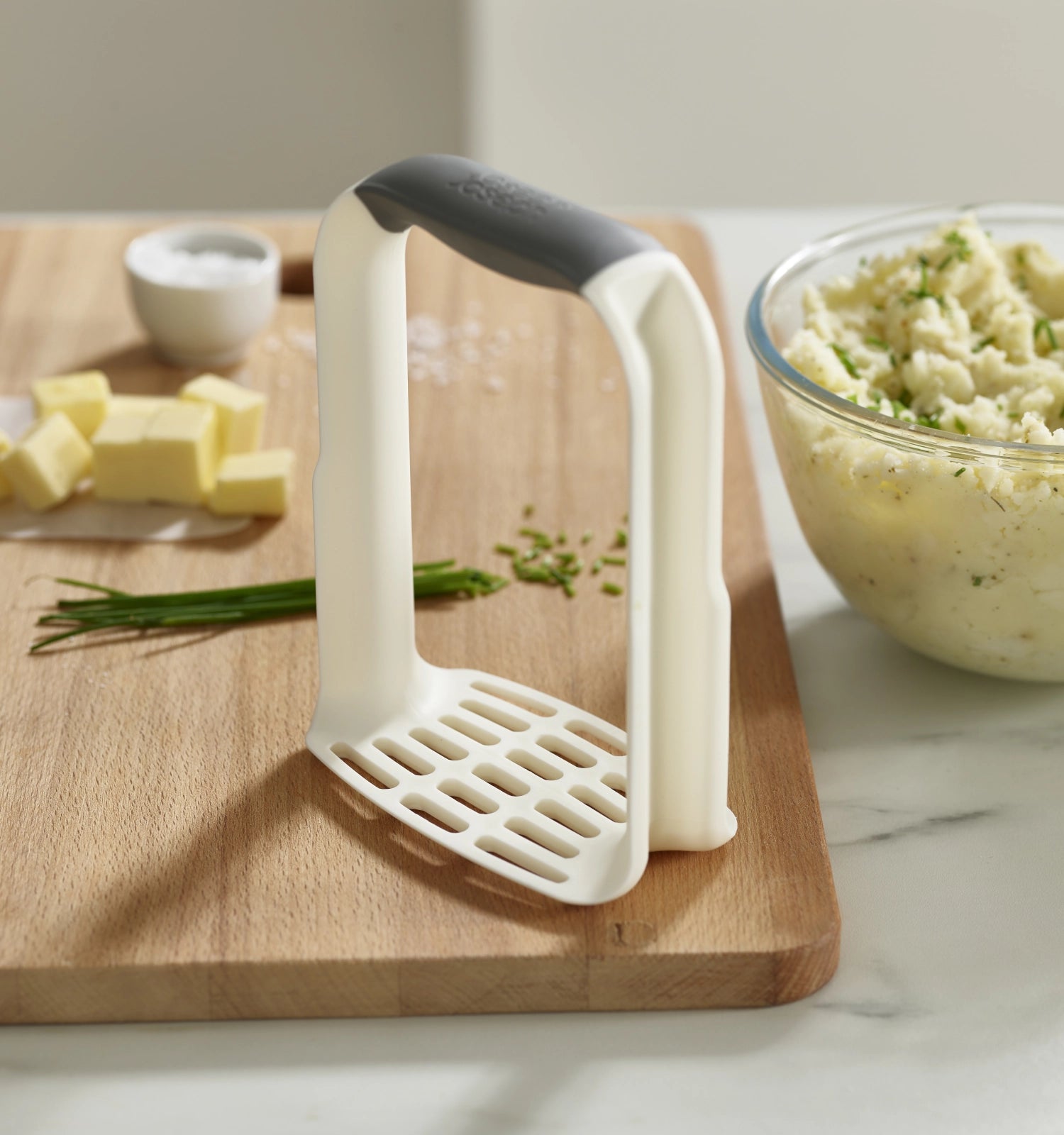 Ergonomischer Kartoffelstampfer Easy-Mash von Joseph Joseph, ideal für müheloses Pürieren von Kartoffeln und Gemüse in der Küche.