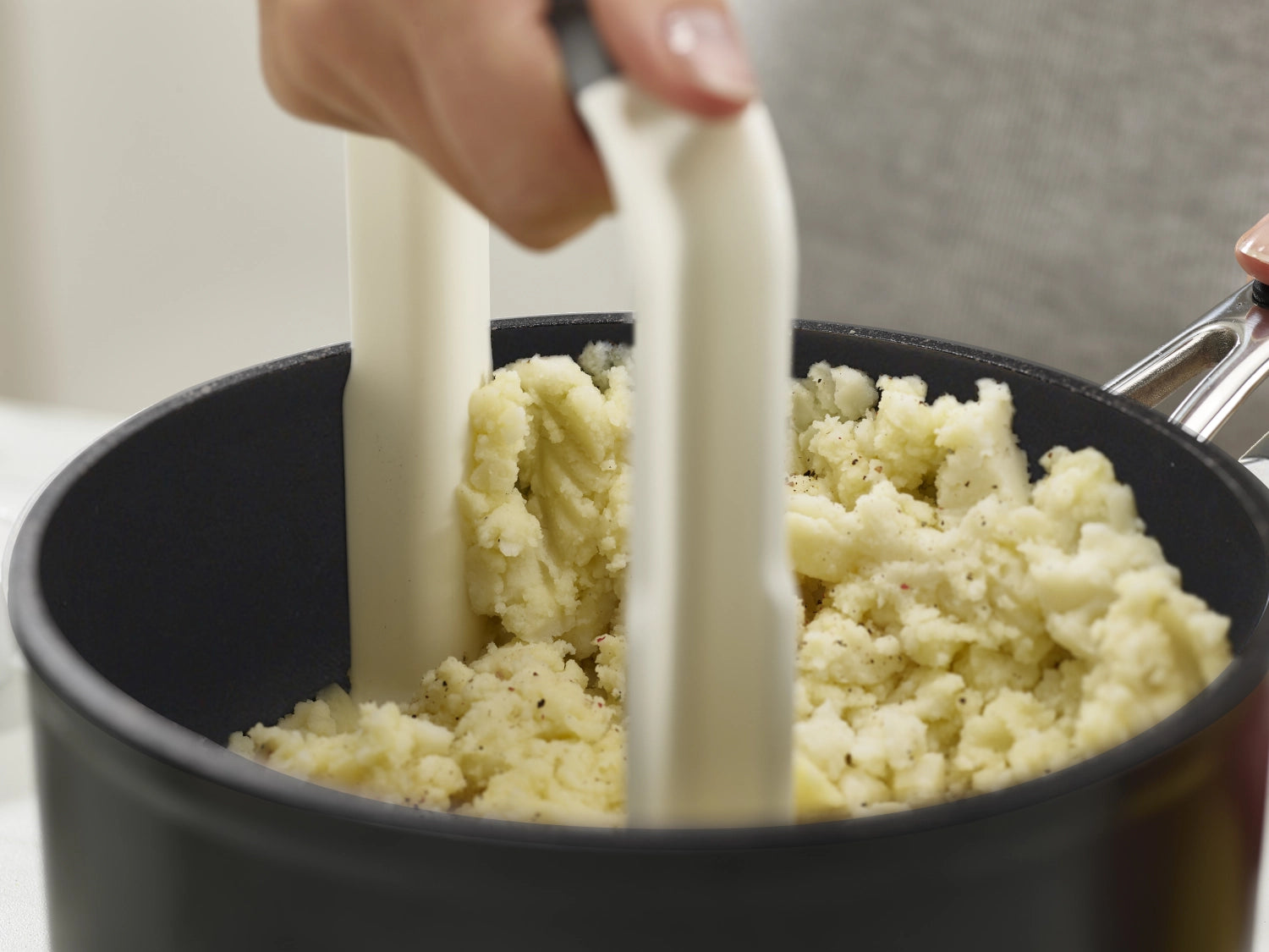 Der Easy-Mash Kartoffelstampfer von Joseph Joseph vereinfacht das Pürieren von Kartoffeln und Gemüse dank seines ergonomischen Designs.