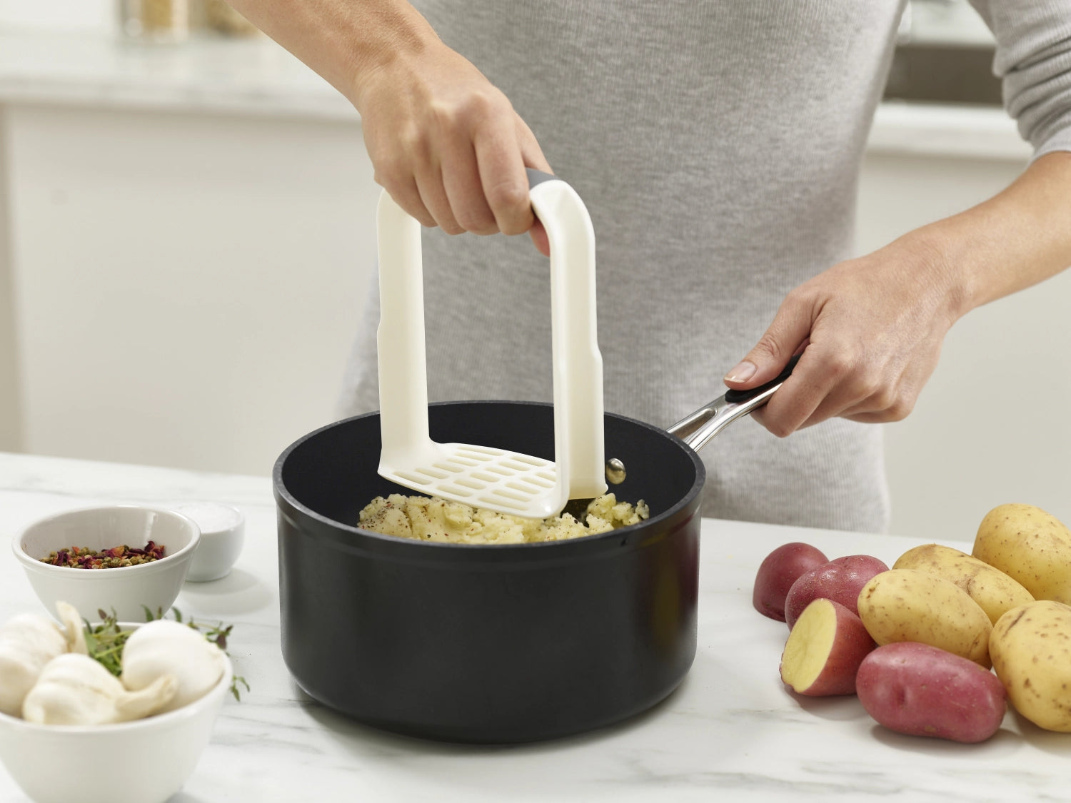 Der ergonomische Easy-Mash Kartoffelstampfer von Joseph Joseph ermöglicht müheloses Pürieren von Kartoffeln und Gemüse mit optimalem Komfort.