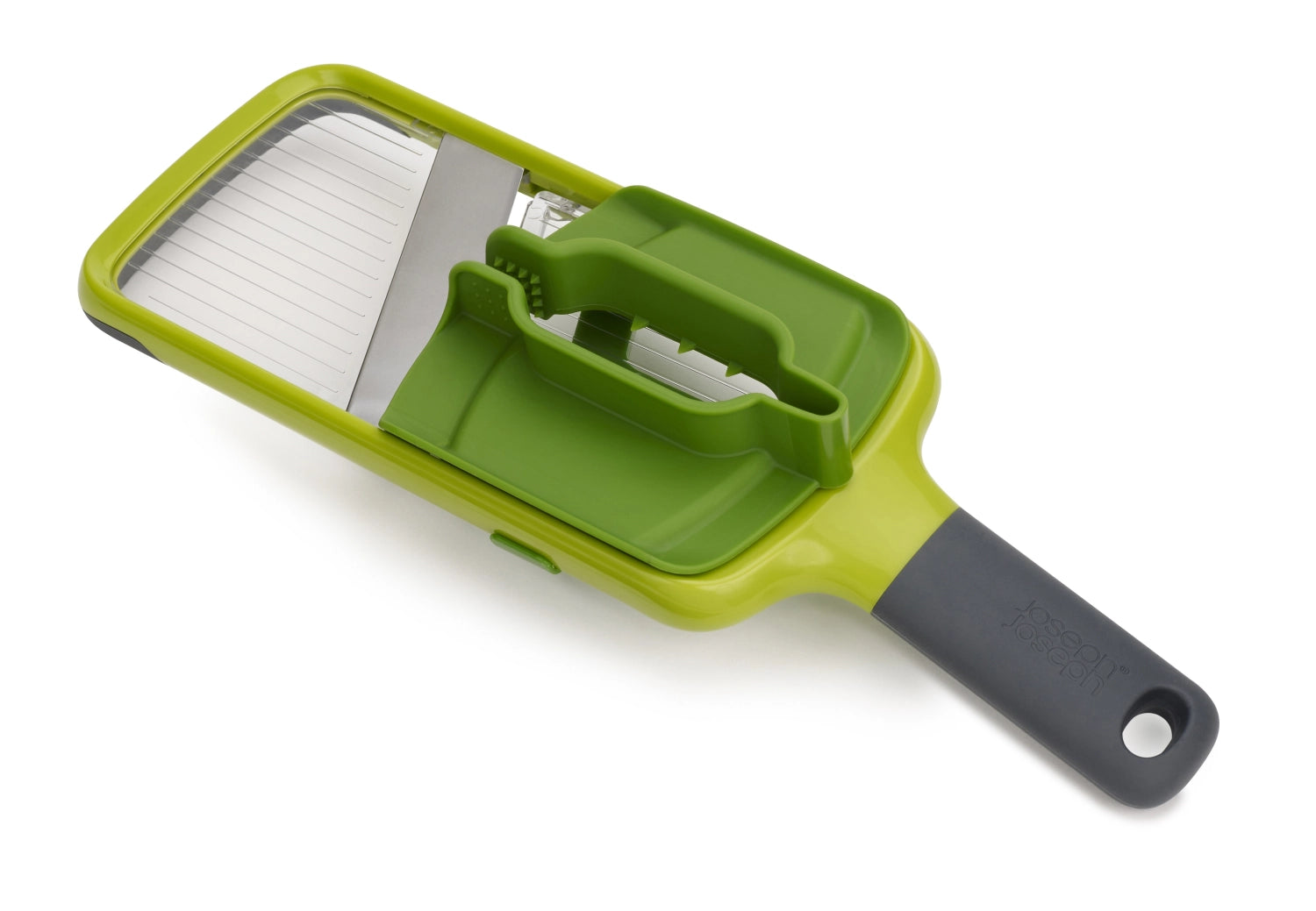 Entdecken Sie die Multi-Grip Mandoline von Joseph Joseph in Grün. Perfekt zum sicheren und präzisen Schneiden von Obst und Gemüse!