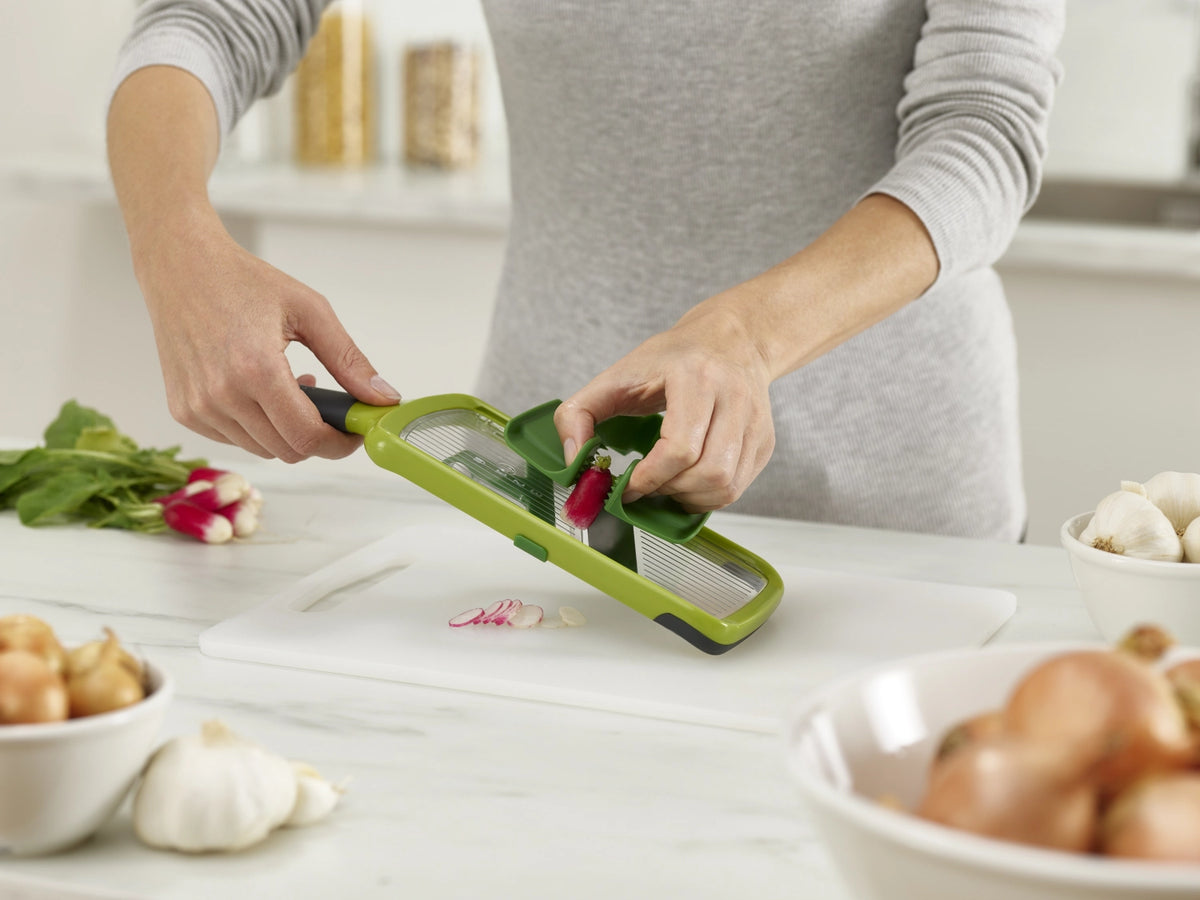 Multi-Grip Mandoline mit präzisem Lebensmittelgriff - Grün in Grün präsentiert im Onlineshop von KAQTU Design AG. Zutaten ist von Joseph Joseph
