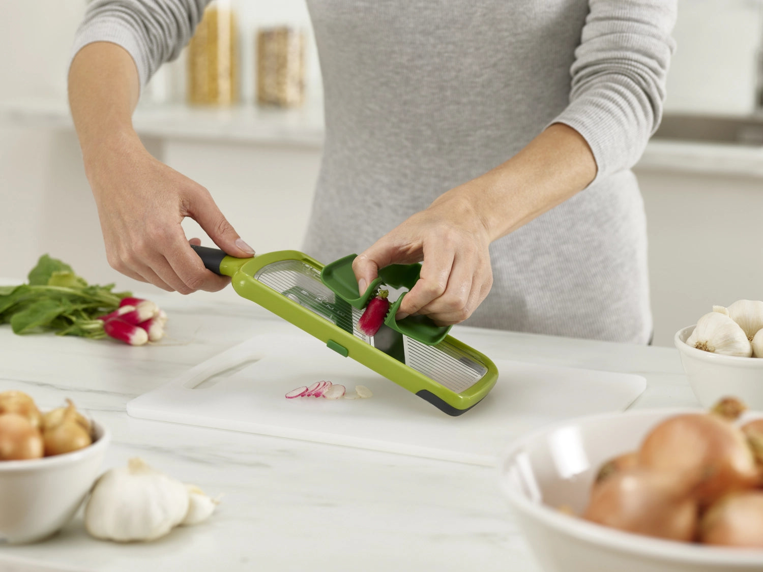 Erleben Sie die vielseitige Multi-Grip Mandoline von Joseph Joseph in Grün – für schnelles, sicheres und präzises Schneiden von Lebensmitteln!