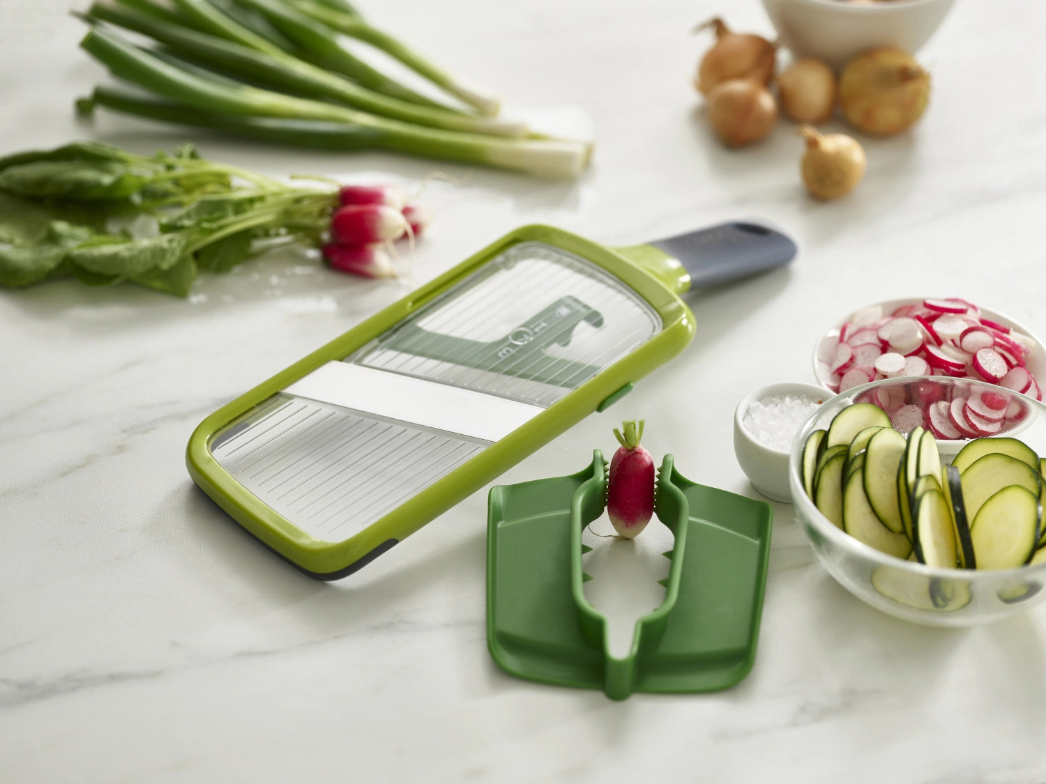 Entdecken Sie die grüne Multi-Grip Mandoline von Joseph Joseph – Ihr perfekter Küchenhelfer für gleichmäßige, sichere Schnittstärken!