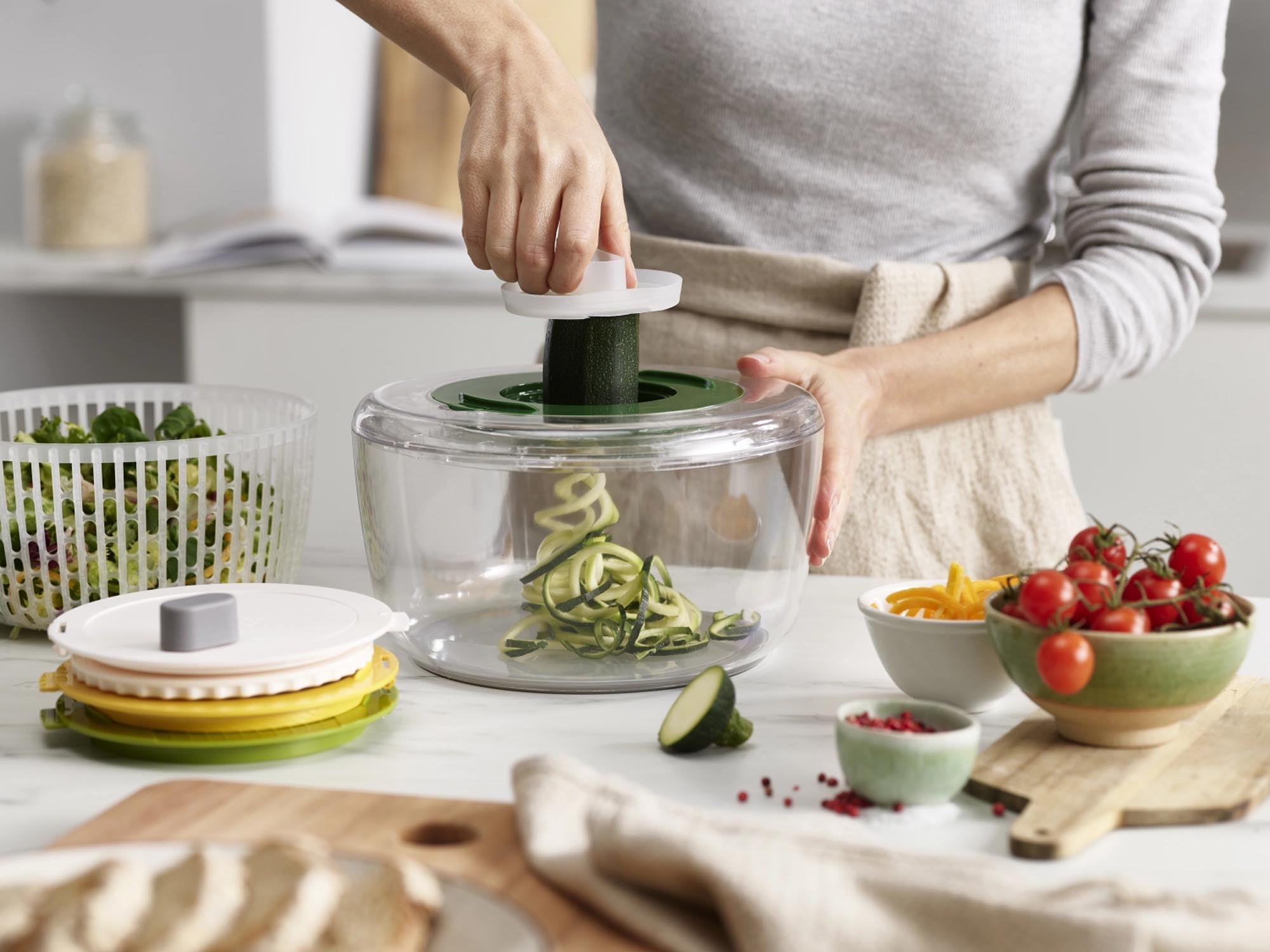 Das Multi-Prep Salatzubereitungsset von Joseph Joseph: Funktionalität trifft auf modernes Design. Ideal zum Schneiden, Mischen und Servieren.
