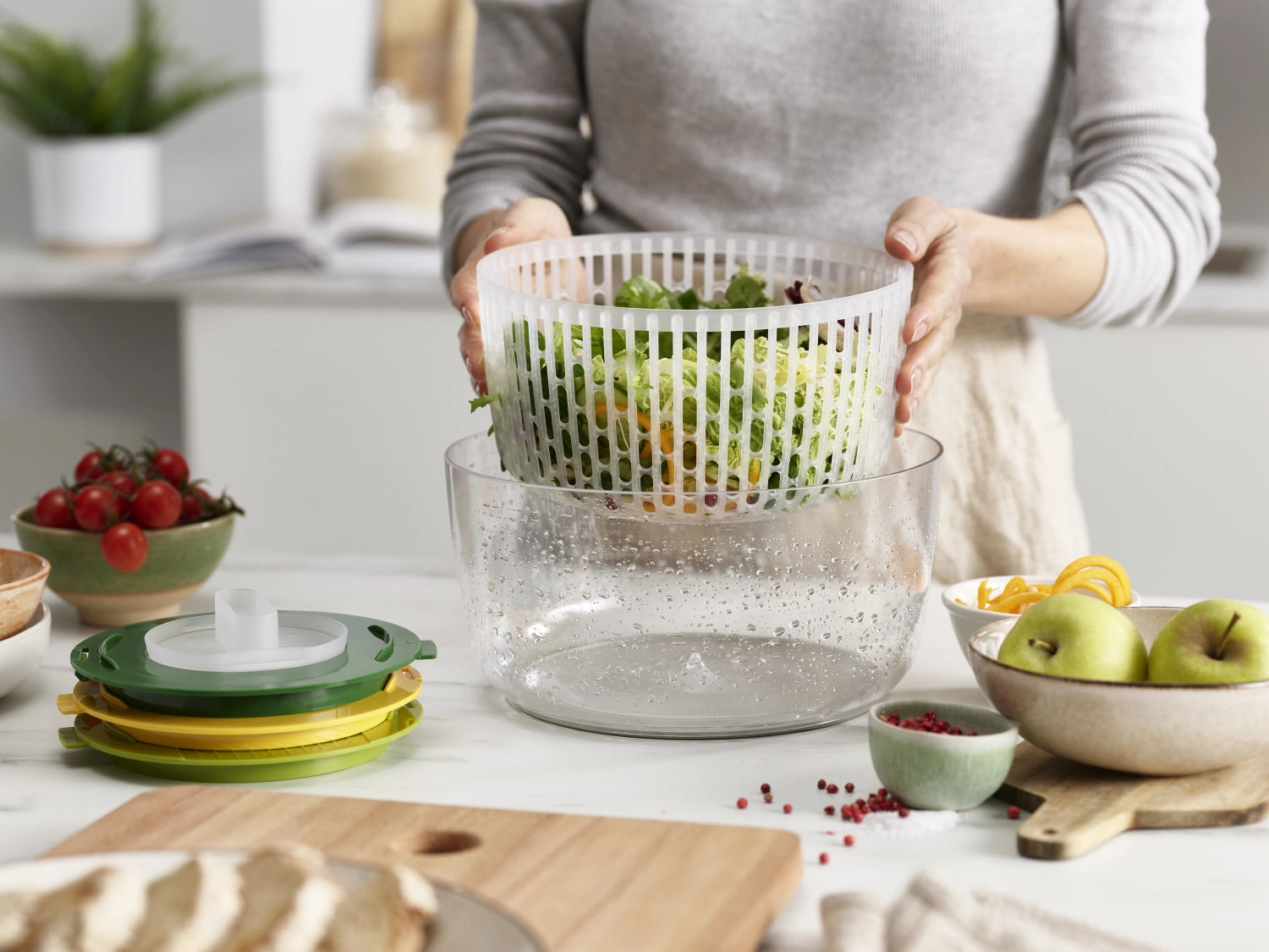 Vielseitiges 4-teiliges Salatzubereitungsset von Joseph Joseph in lebhaften Farben, ideal für die kreative Salatzubereitung und ansprechende Präsentation.