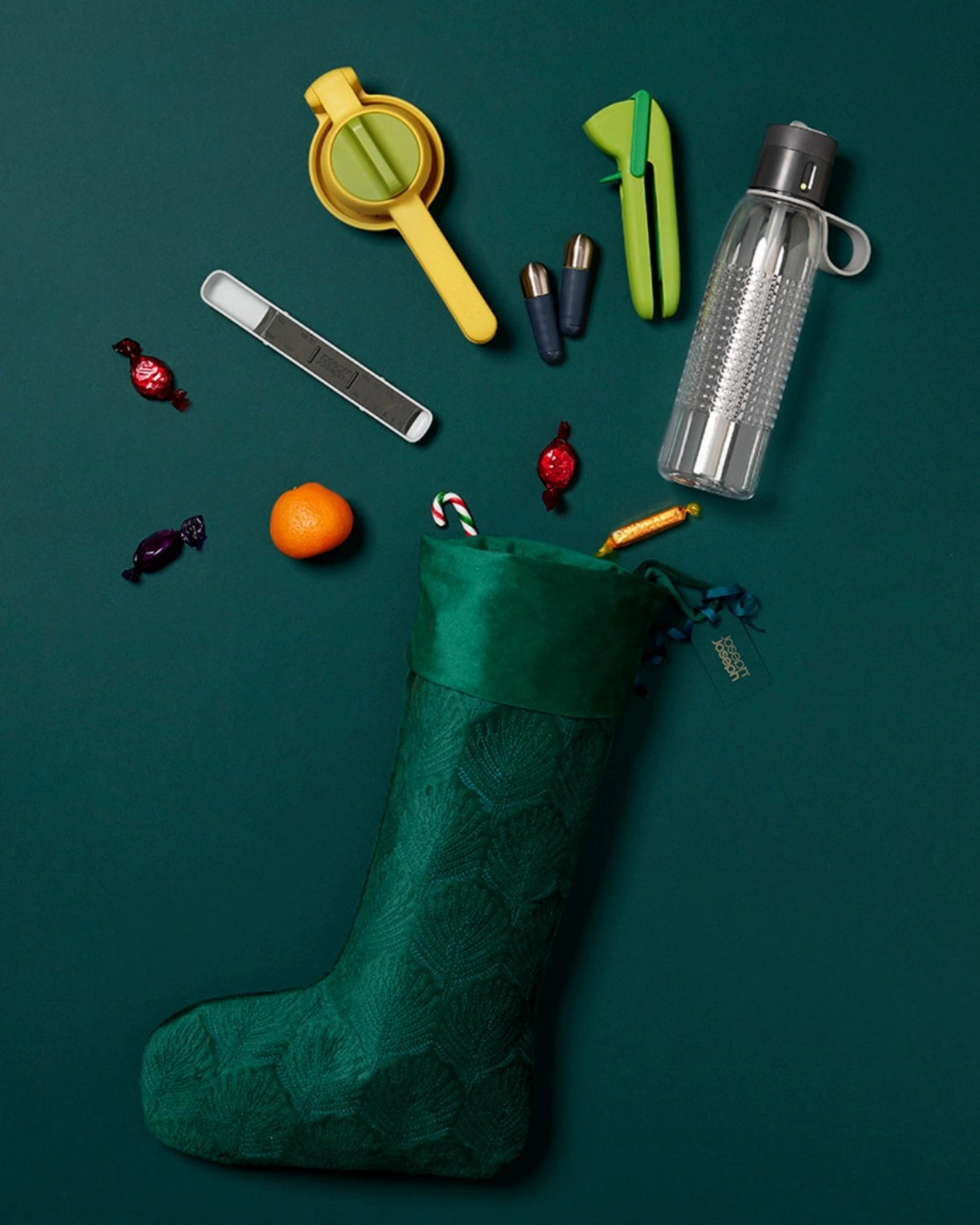 Praktische JuiceMax Zitronenpresse von Joseph Joseph, perfekt für müheloses Auspressen von Zitrusfrüchten mit innovativem Design.
