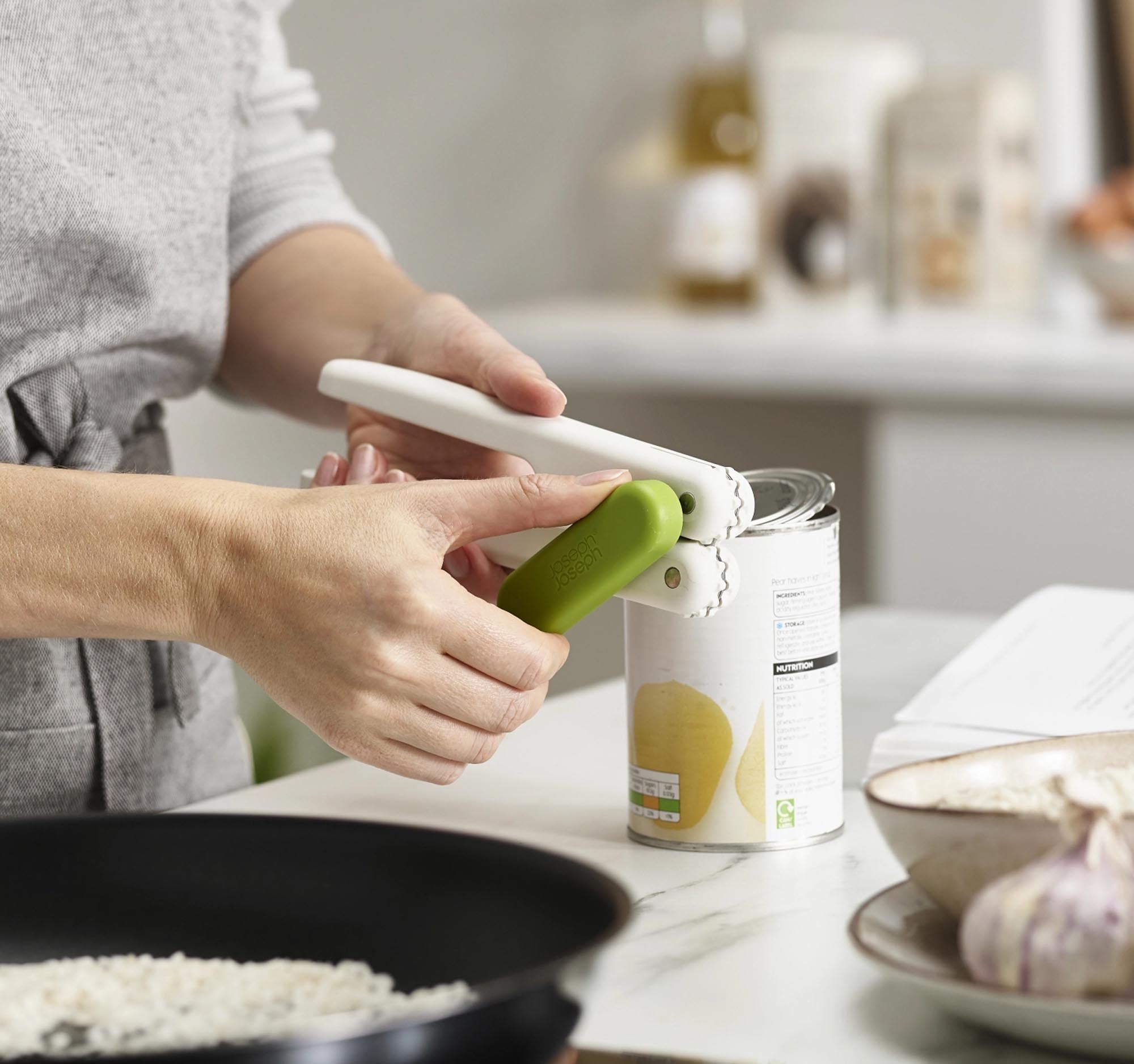 Entdecken Sie den vielseitigen Pivot 3-in-1 Dosenöffner von Joseph Joseph – Ihr praktischer Helfer für Dosen, Kapseln und Ringdeckel. Ergonomisch und elegant!