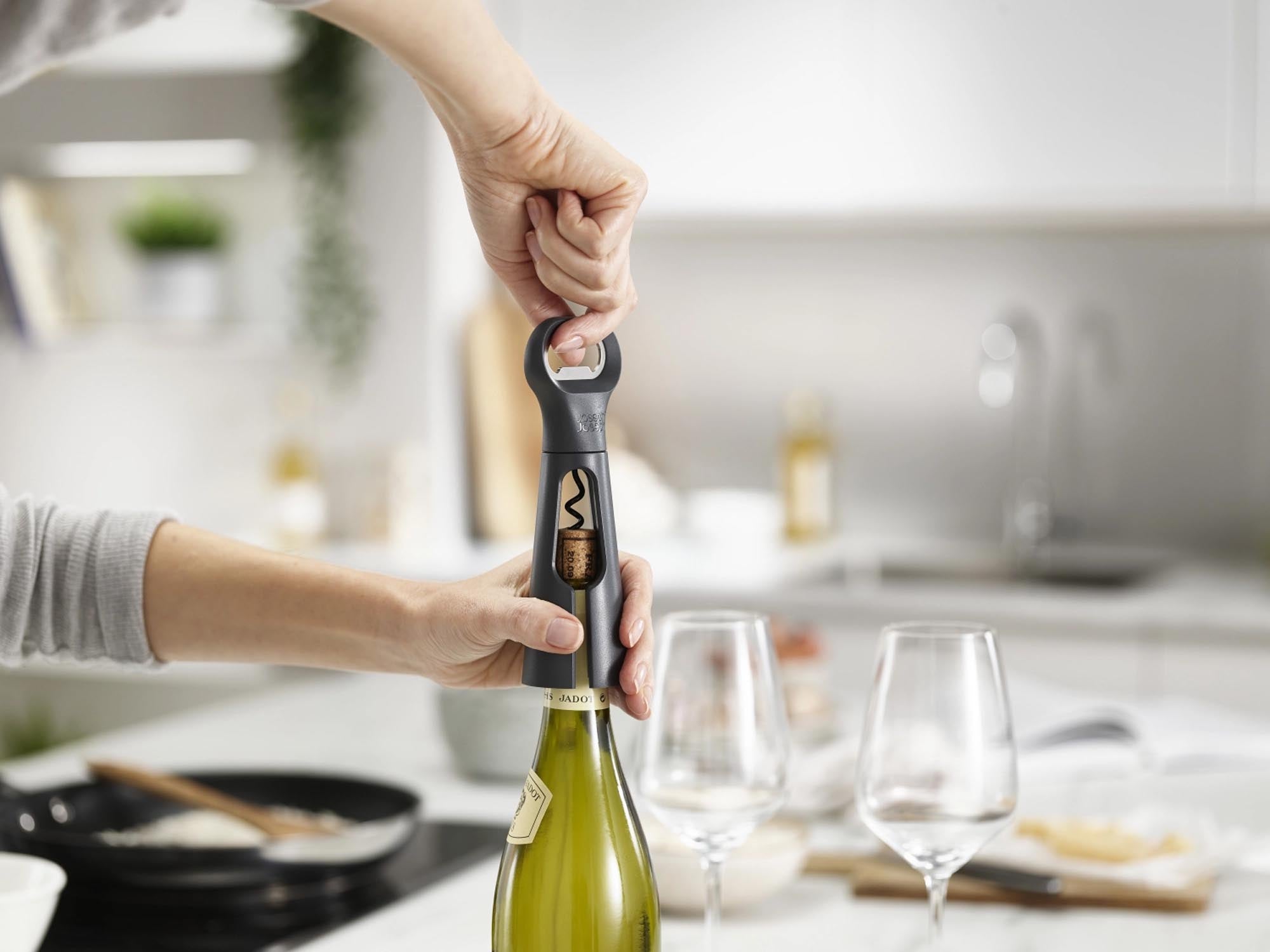 Erleben Sie den BarStar 3-in-1 Korkenzieher von Joseph Joseph – Ihr unverzichtbares Barwerkzeug für müheloses Öffnen von Wein- und Sektflaschen!