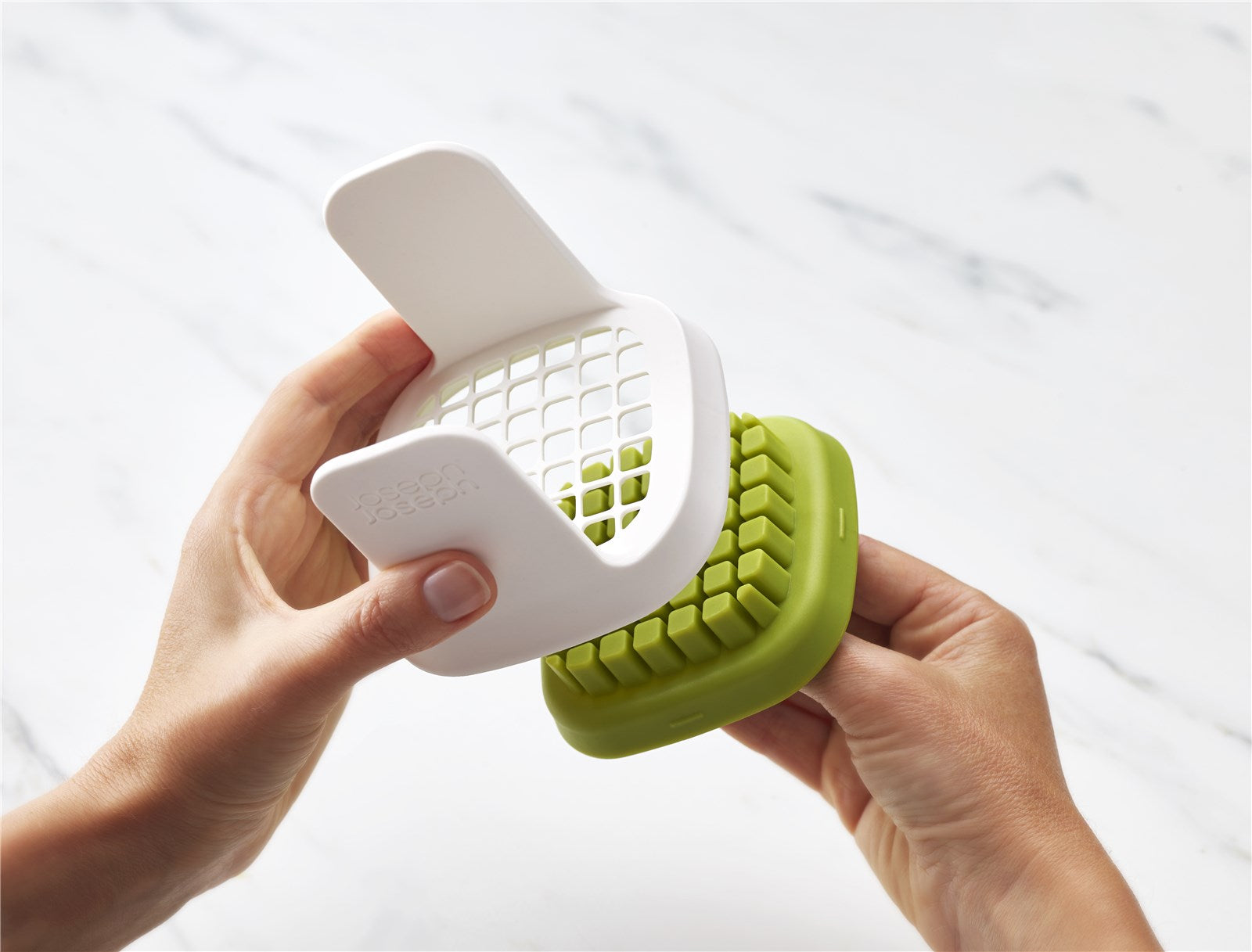 Der ChopCup Gemüsehacker von Joseph Joseph: Innovatives Design für schnelles, präzises Hacken von Gemüse und Obst. Hochwertige Materialien, ergonomisch und einfach zu reinigen.
