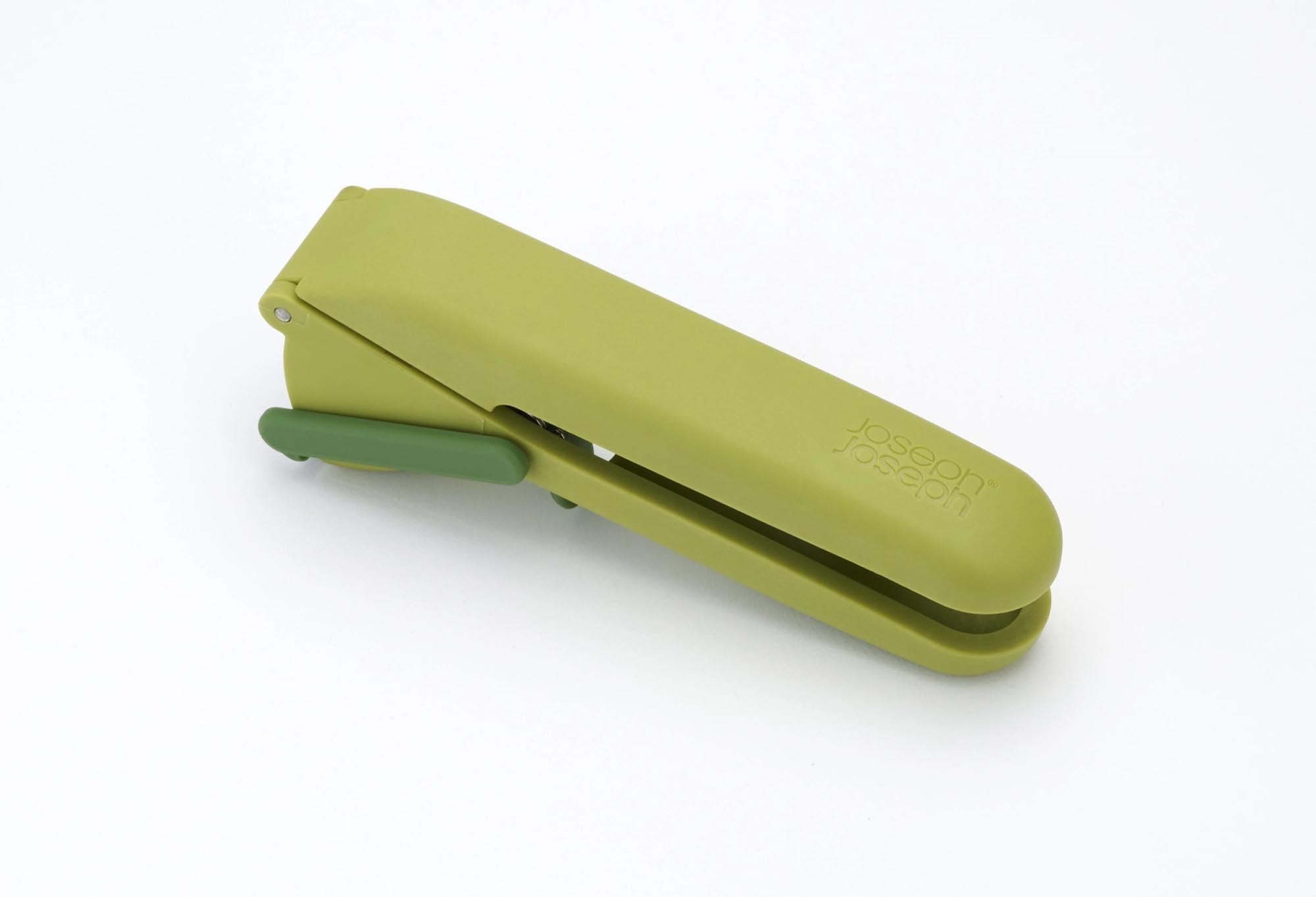 Die Joseph Joseph CleanForce Knoblauchpresse vereinfacht das Pressen von Knoblauch mit ihrem ergonomischen Design und der einfachen Reinigung.