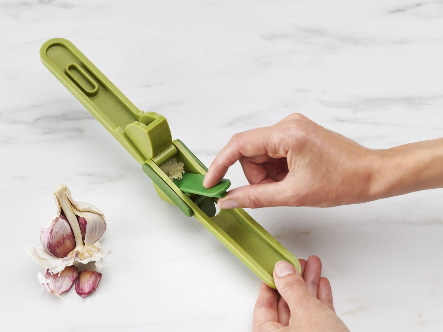 CleanForce Knoblauchpresse von Joseph Joseph, ergonomisches Design für müheloses Pressen von Knoblauch, ideal für die Küche.