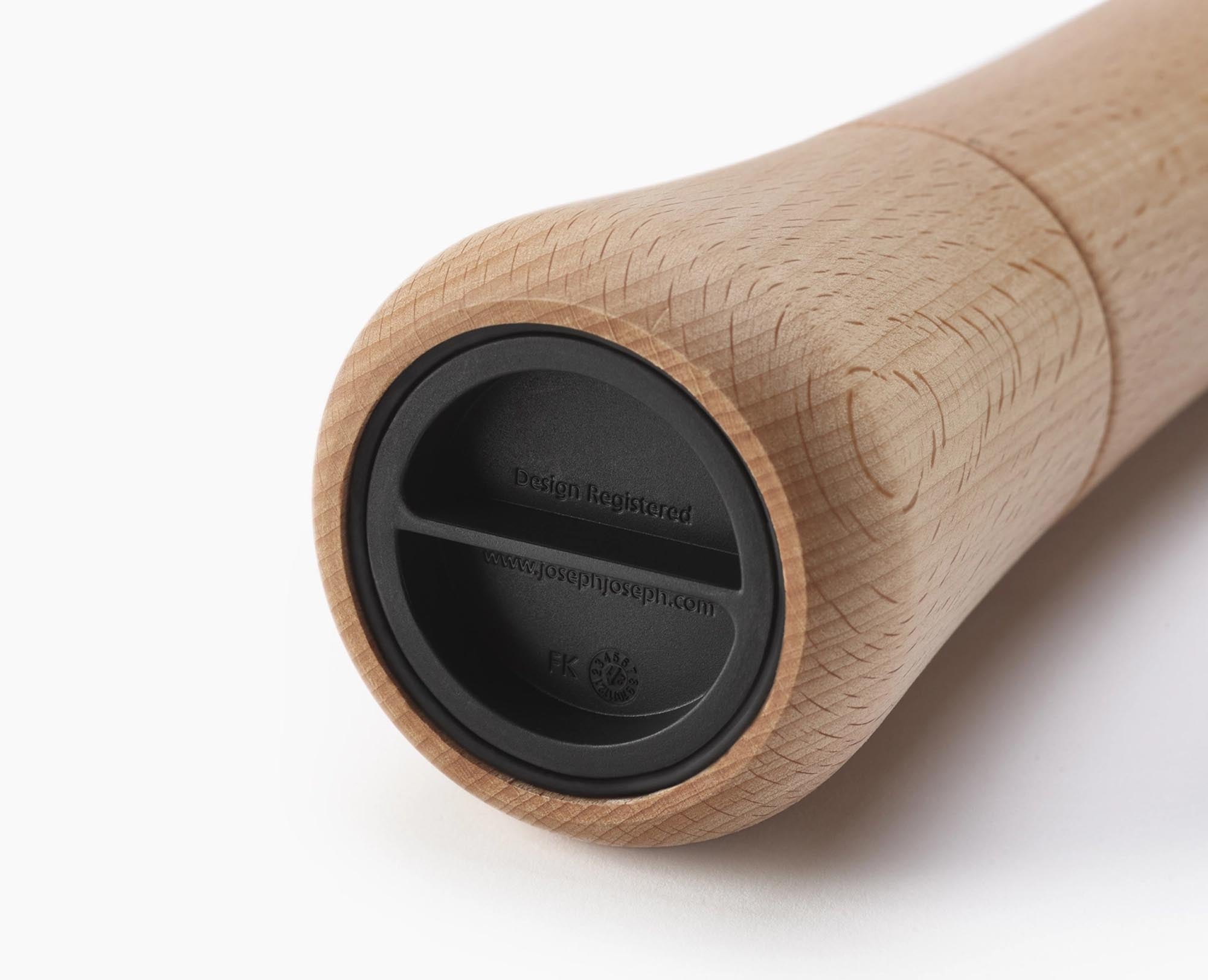 Die Joseph Joseph Milltop Wood Pfeffermühle H19cm bietet elegantes Buchenholz-Design, müheloses Mahlen und individuelle Pfefferkörnung für jeden Geschmack.